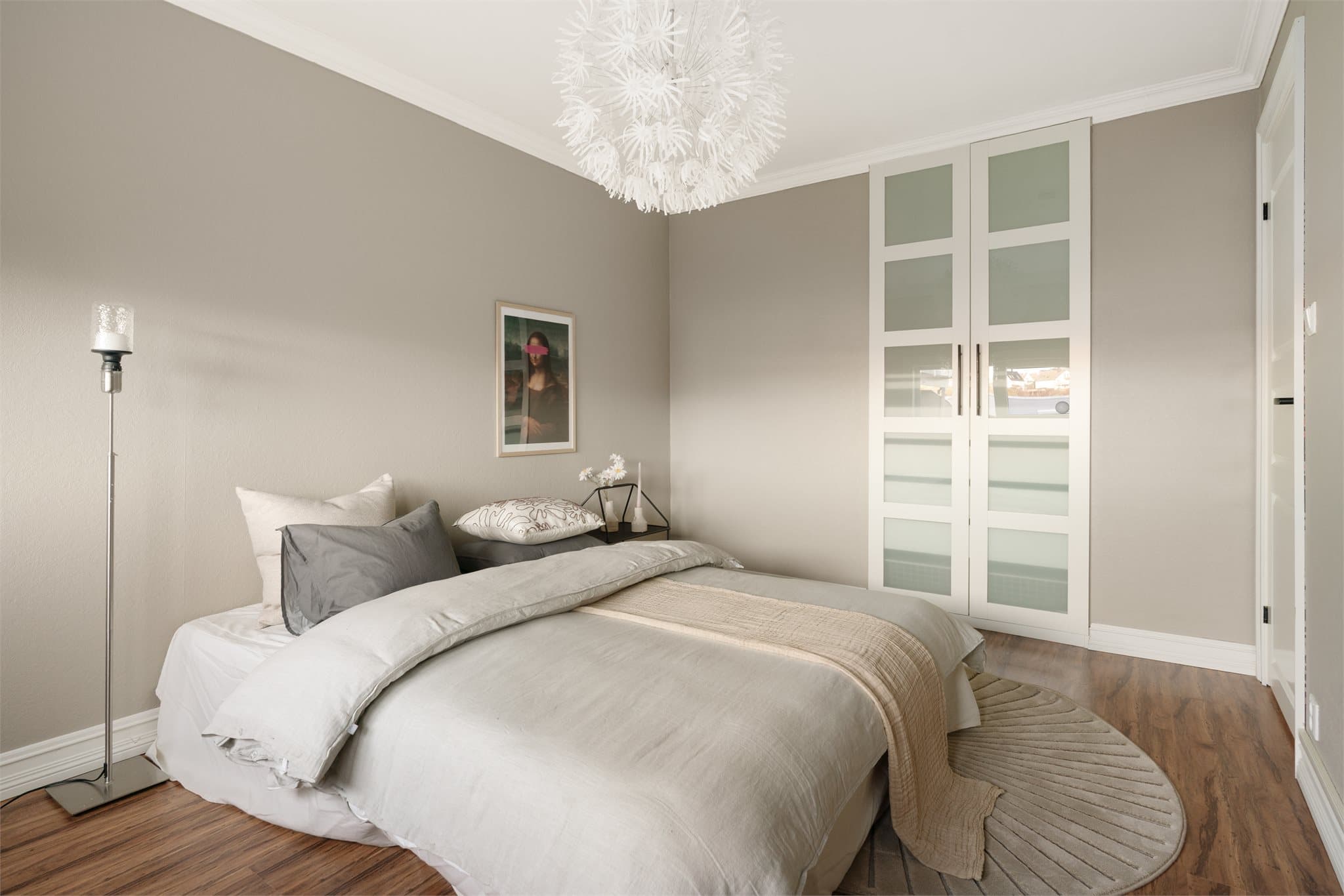 - Praktisk med innebygget garderobeløsning -