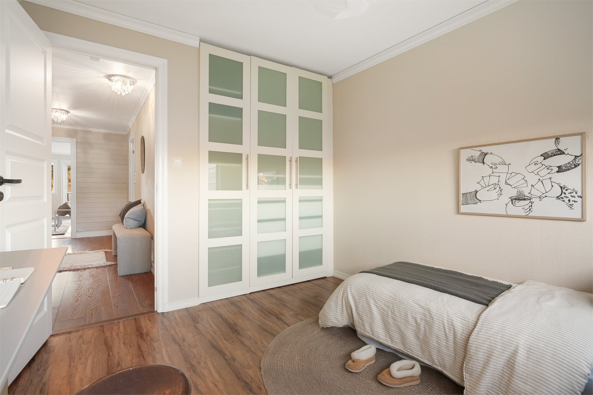 - Romslig garderobeskap med god plass til oppbevaring -