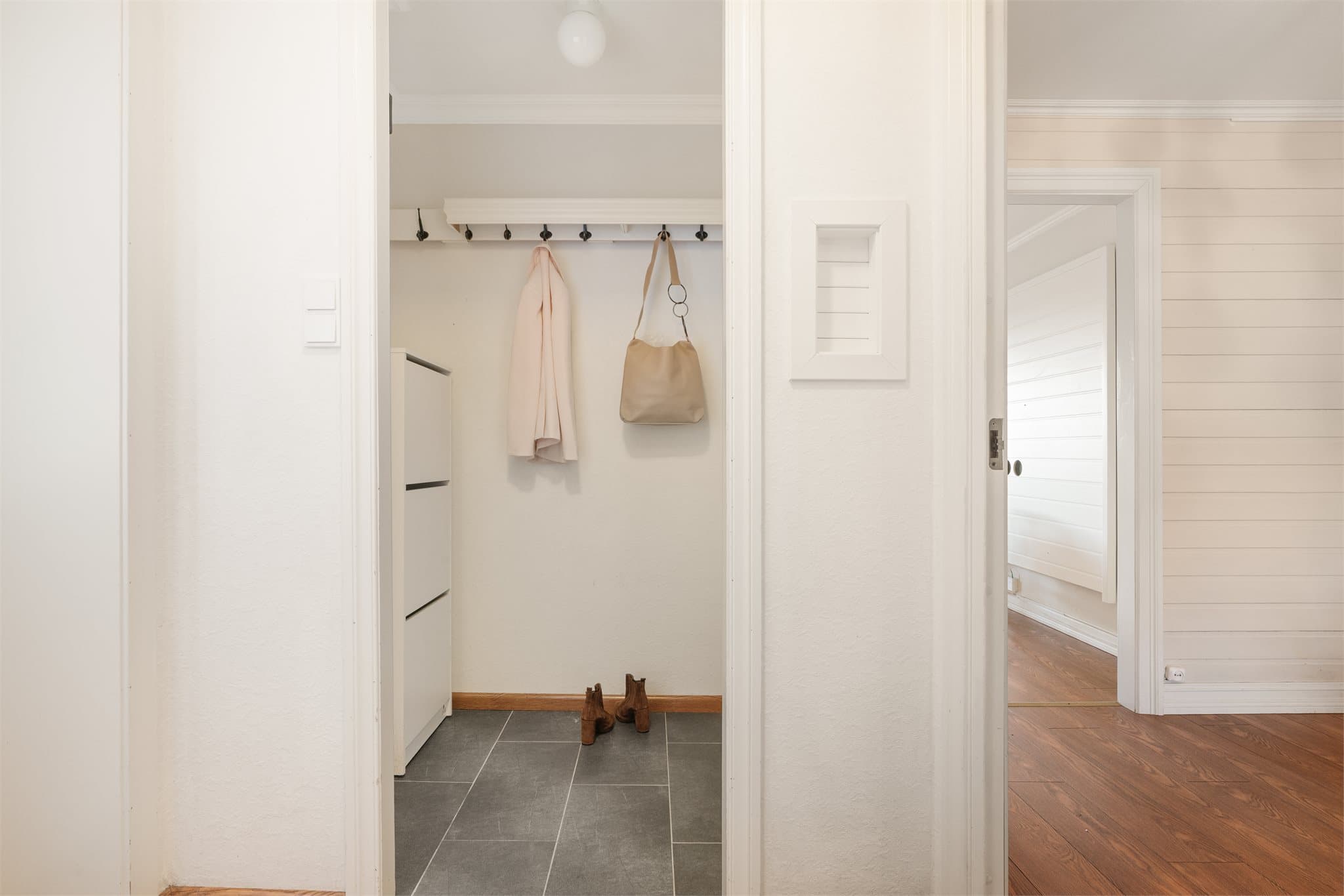 - Entrèen har tilhørende garderobeløsning med god plass til yttertøy -