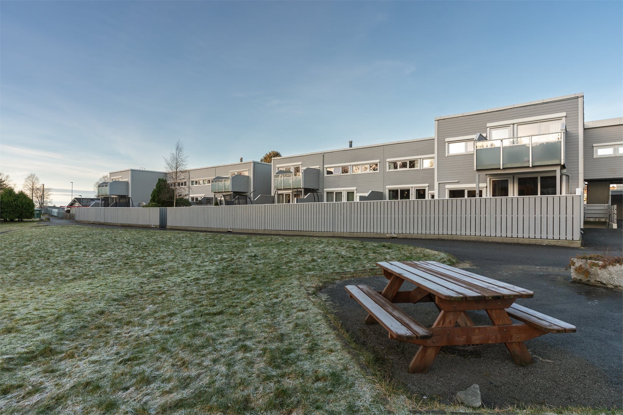 - Det er gode kollektivforbindelser i området, med næreste busstopp kun 4 minutters gange fra leiligheten -