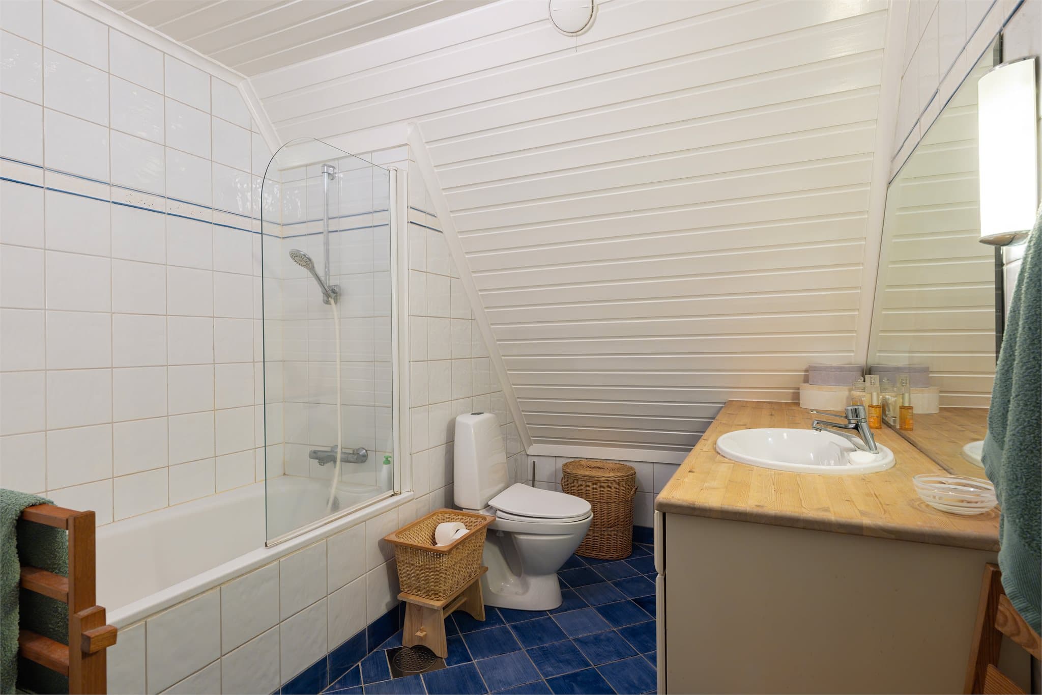 Badet er innredet med spesialtilpasset skap utført av snekker, og har elektriske varmekabler i gulvet.