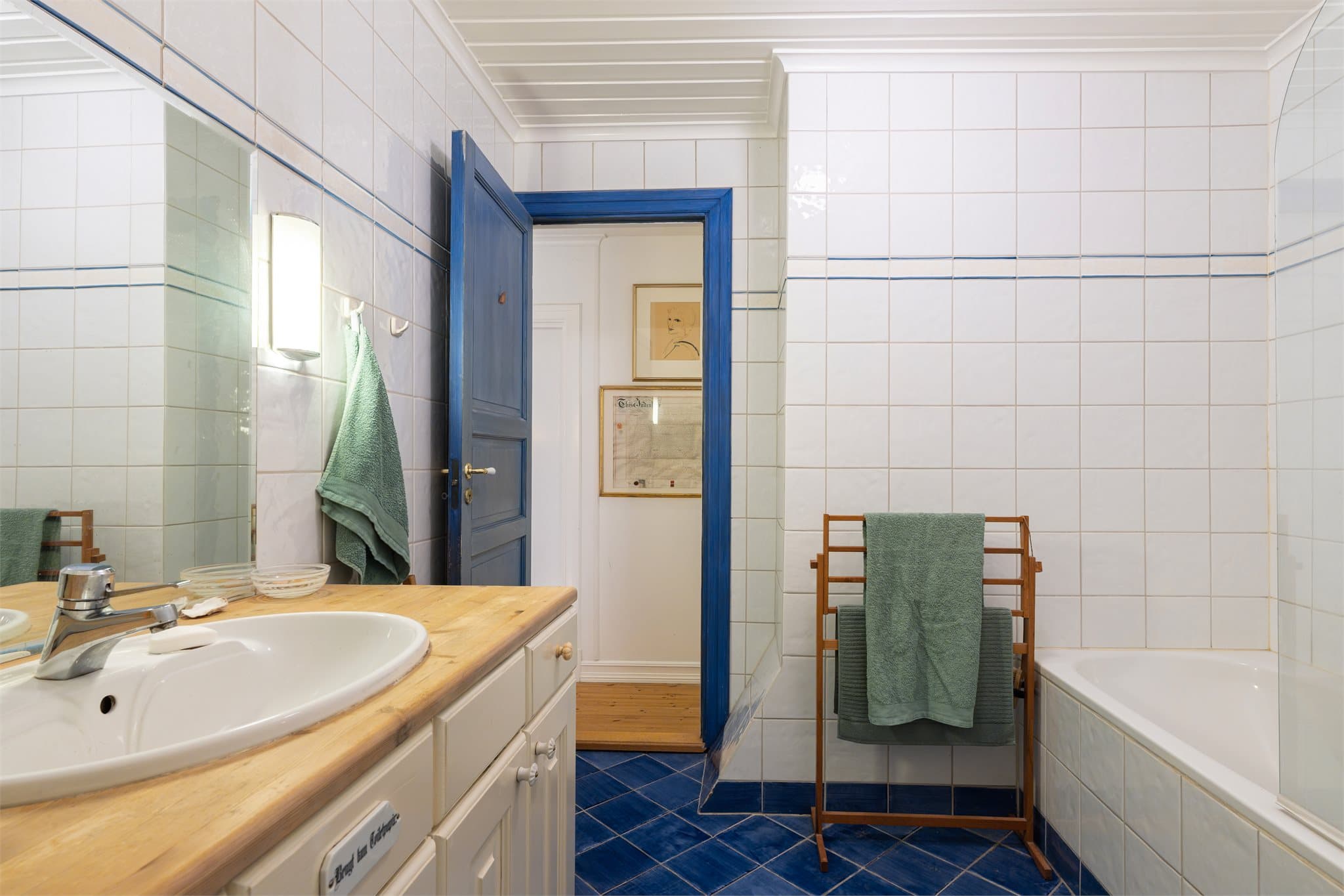 Rommet er utstyrt med badekar med dusjløsning, servant med god benkeplass og toalett. Badet har også opplegg for vaskemaskin.