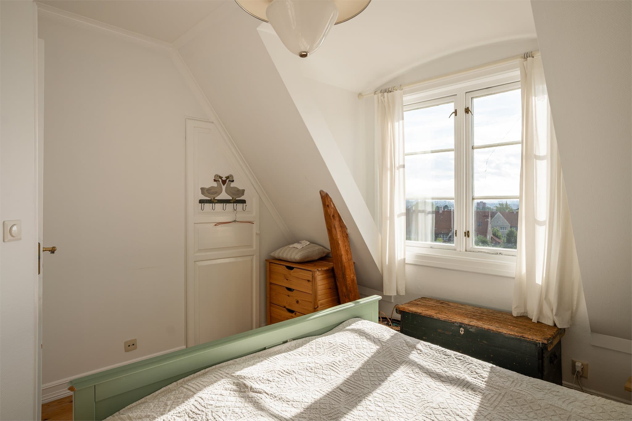 Hovedsoverommet har praktisk skyvedørsgarderobe og et lite oppbevaringsrom som gir ekstra lagringsplass.