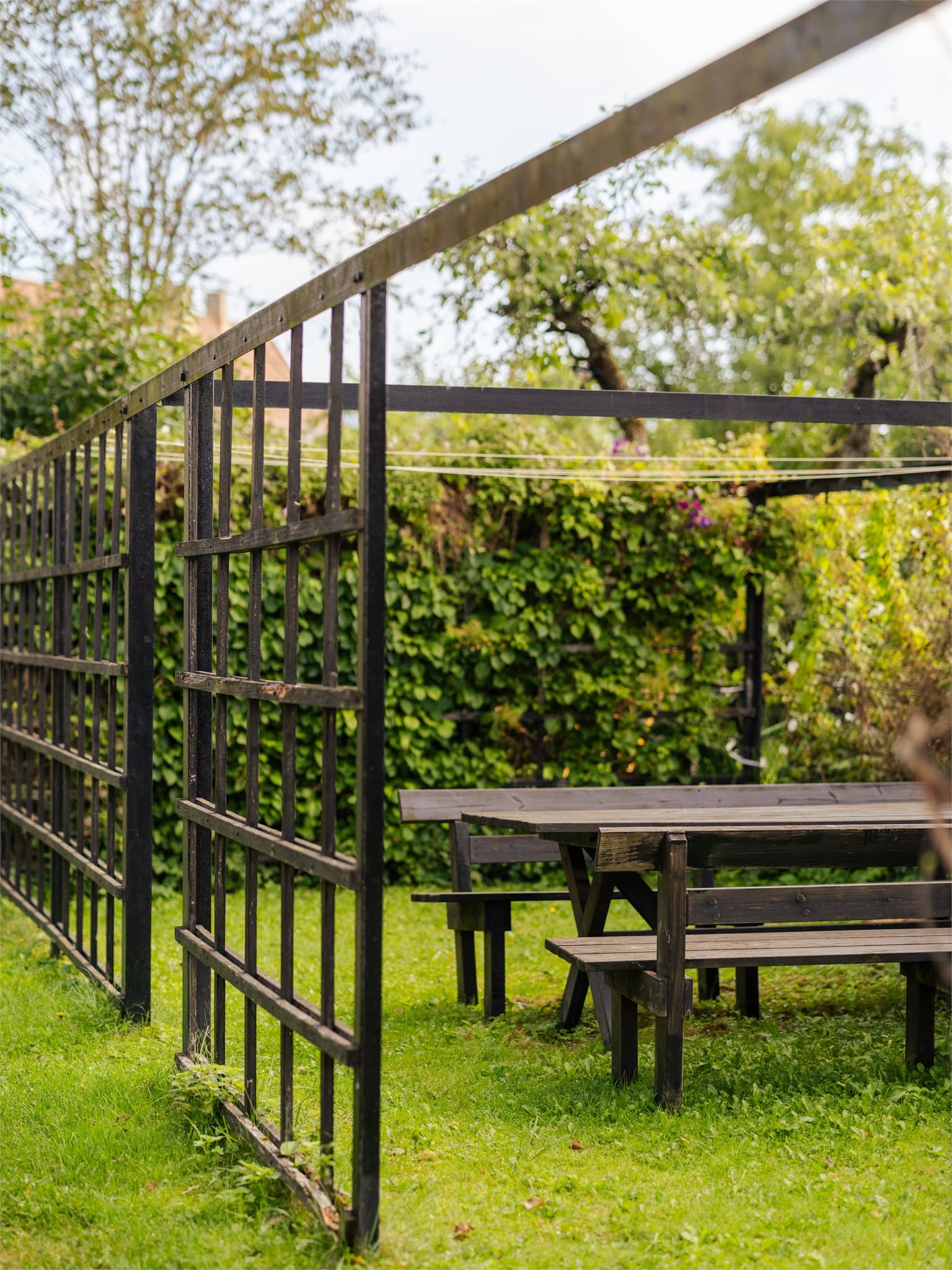 Her er det også ytterligere sittegrupper samt mulighet for å henge opp klesvask.