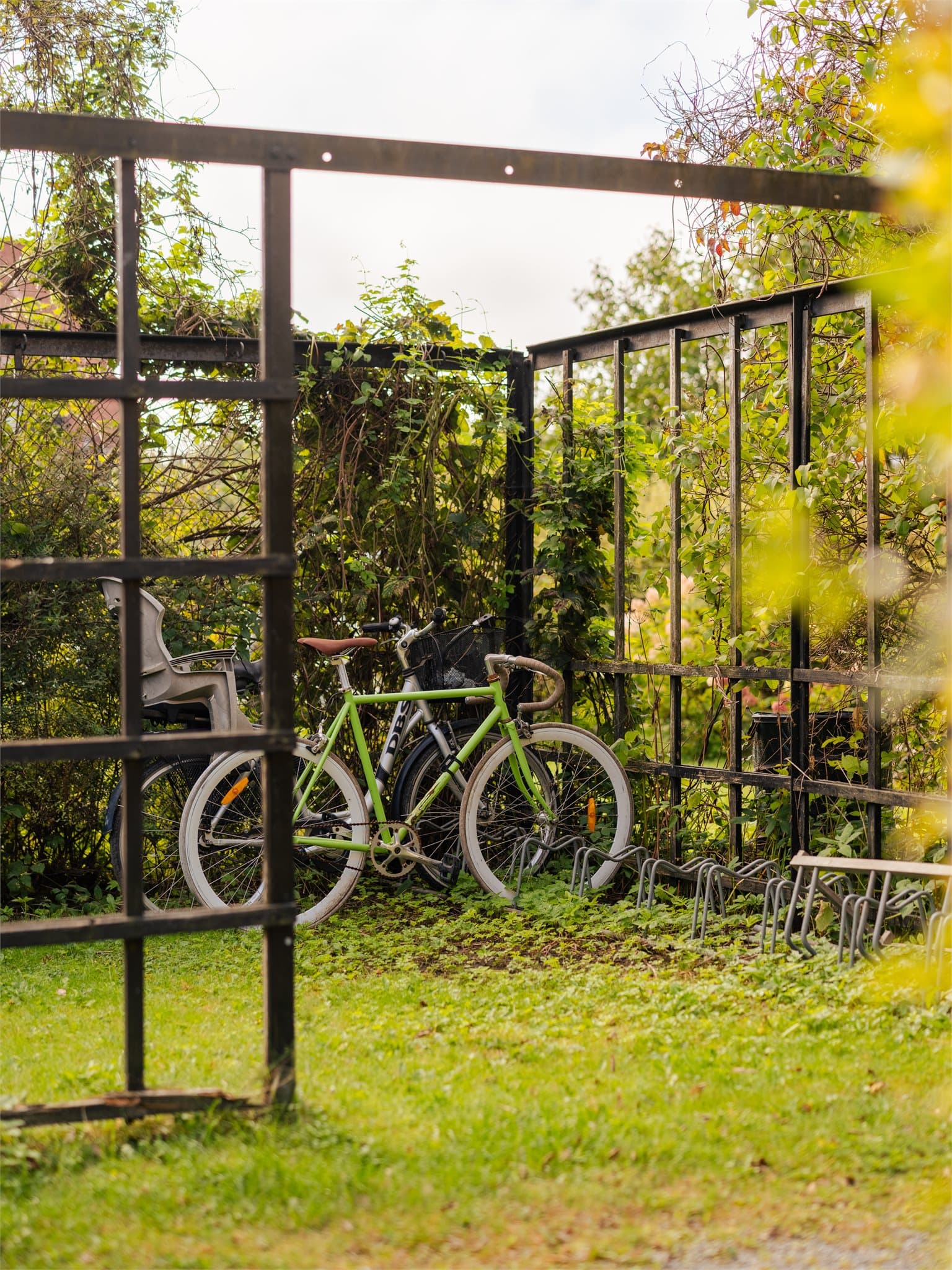 Det er felles sykkelparkering i bakgården.
