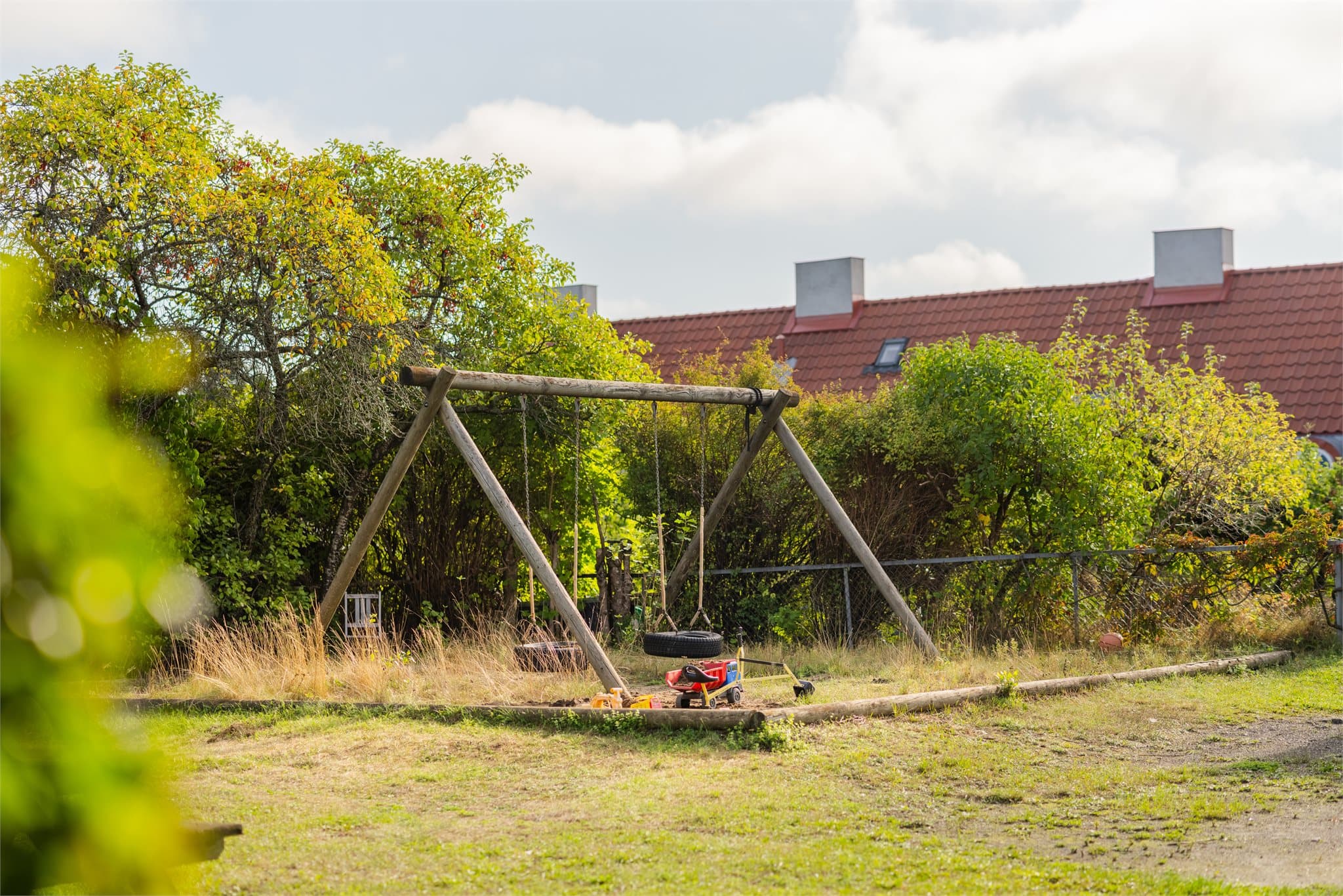 Eiendommen har et hyggelig indre gårdsrom, perfekt for lek og moro for de yngste.