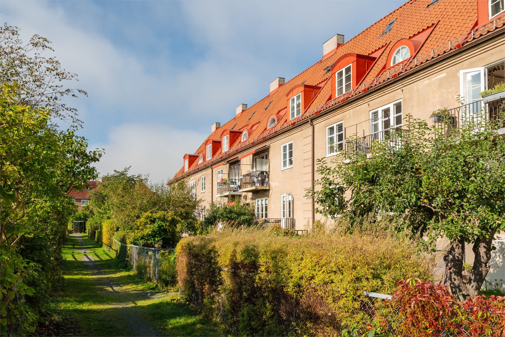 Frodige og vakre stikkveier mellom hageparseller, bebyggelse og fellesarealer.