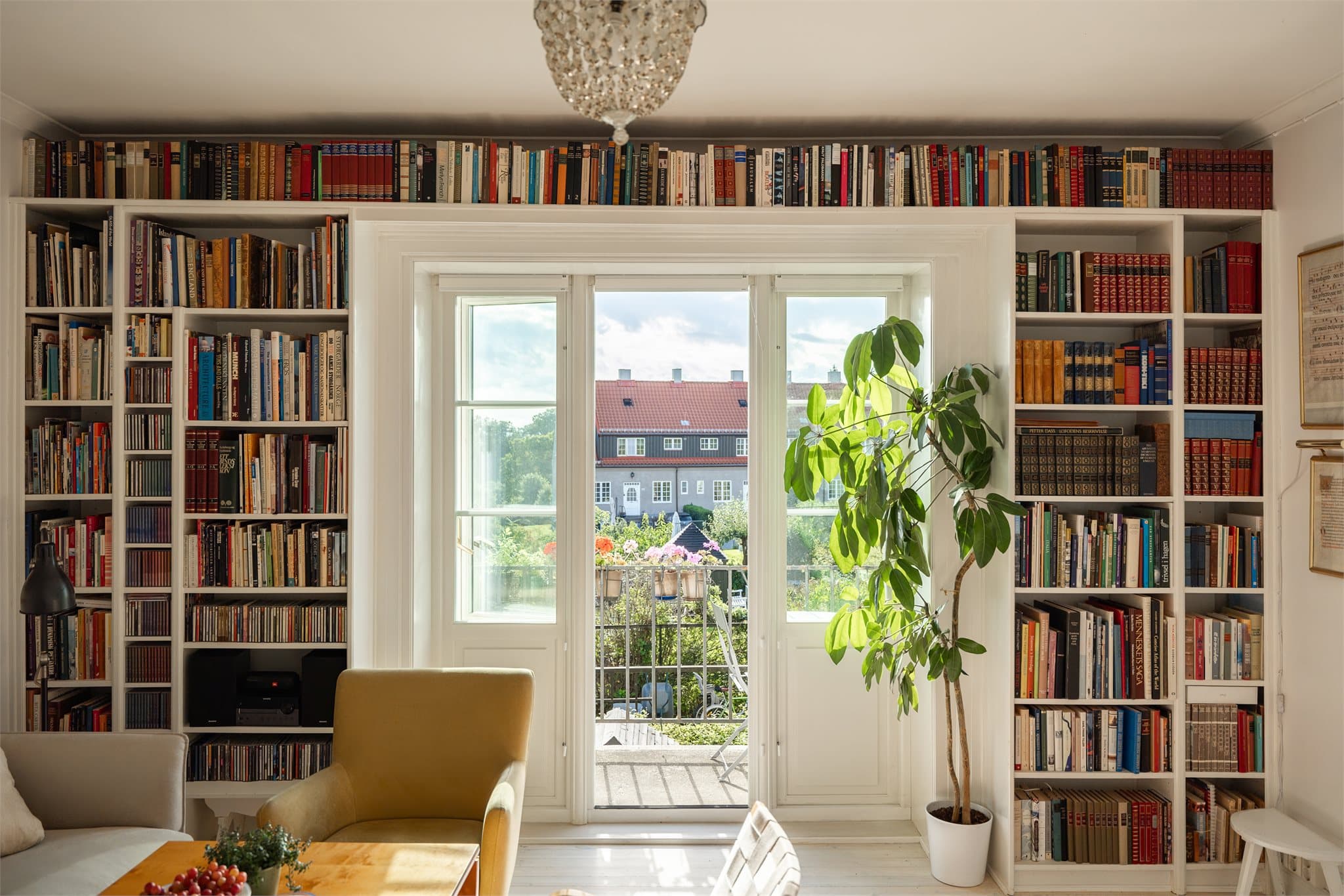 Leiligheten har en lys og hyggelig stue med god plass til sittegruppe, innredet med integrert bokhylleløsning.