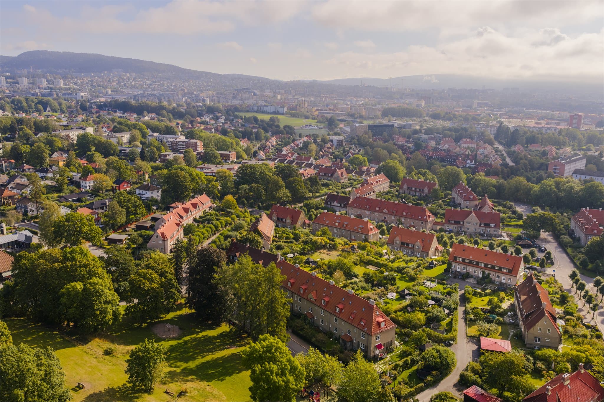 Området preges av grønne omgivelser, rolige gater og en unik hagebymodell som gir et lunt og trygt bomiljø.