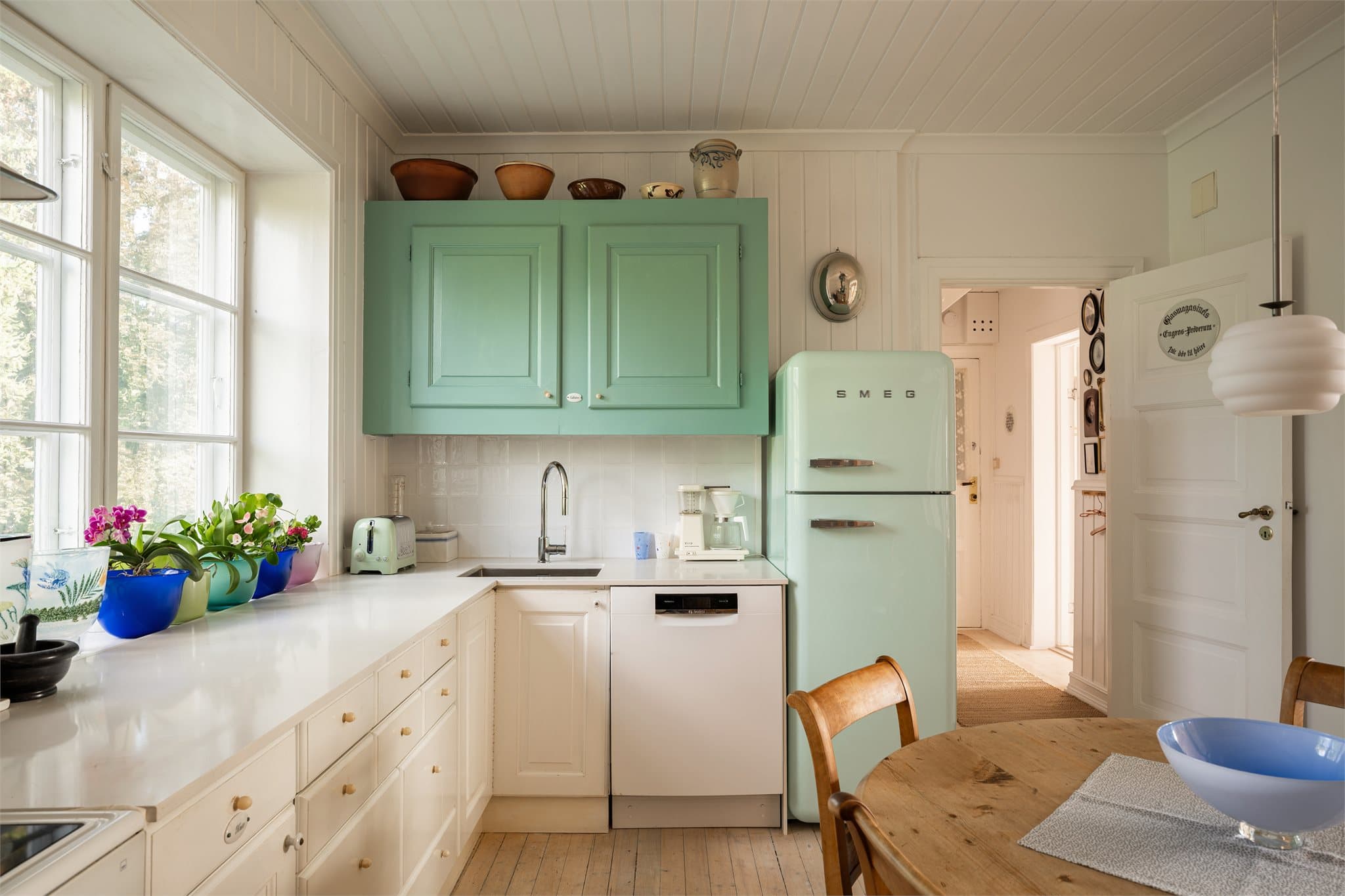 Fra vinduet har man fri utsikt mot Harald Hals park.