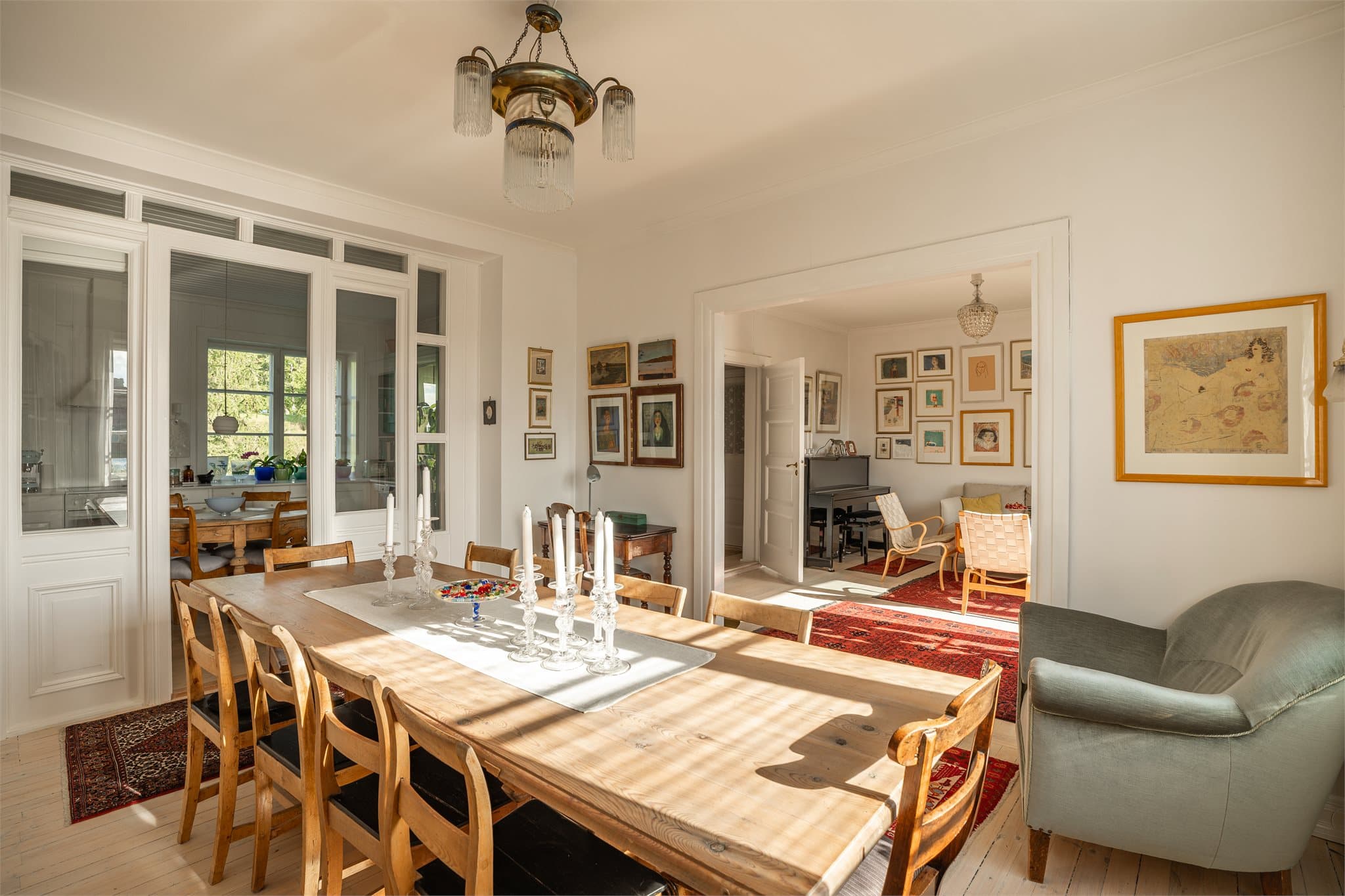 Kjøkkenet ligger praktisk plassert i rommet ved siden av, noe som gjør det enkelt å servere og skape en naturlig flyt.