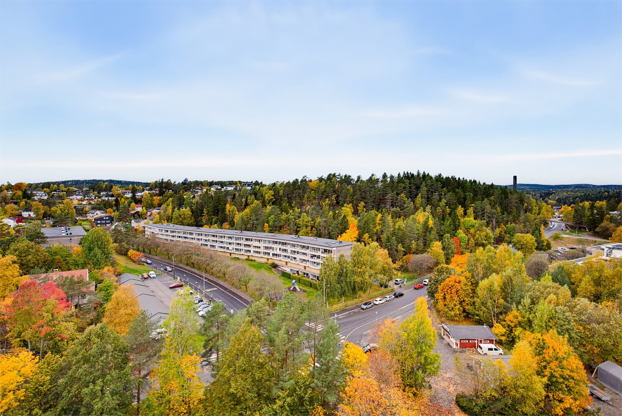 Området er kjent for sine grønne omgivelser, gode servicetilbud og nærhet til marka, noe som gjør dette til et attraktivt sted å bo for både familier, par og enslige.