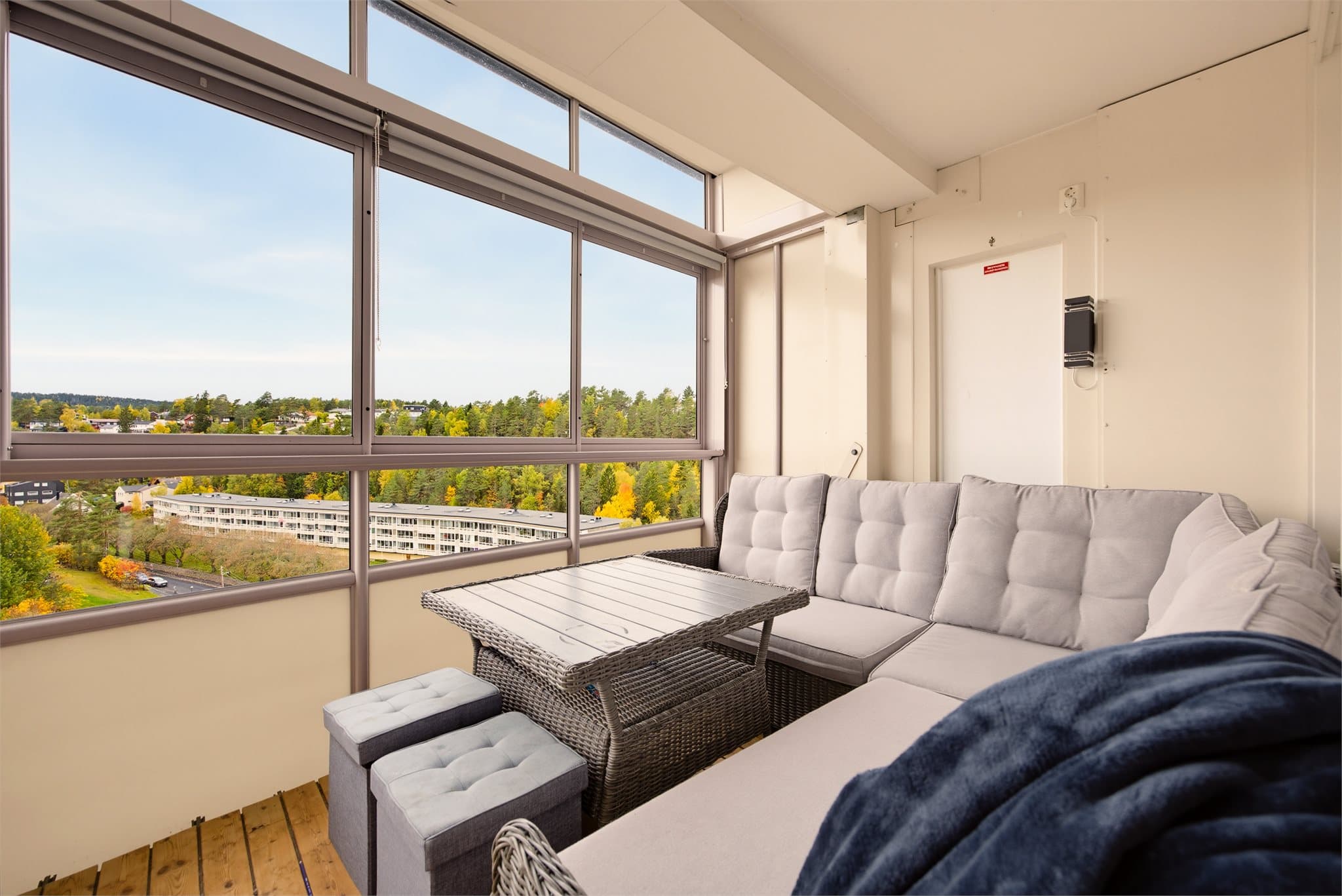 Videre er det utgang til en innglasset balkong i betong- og metallkonstruksjon, på 12 m².