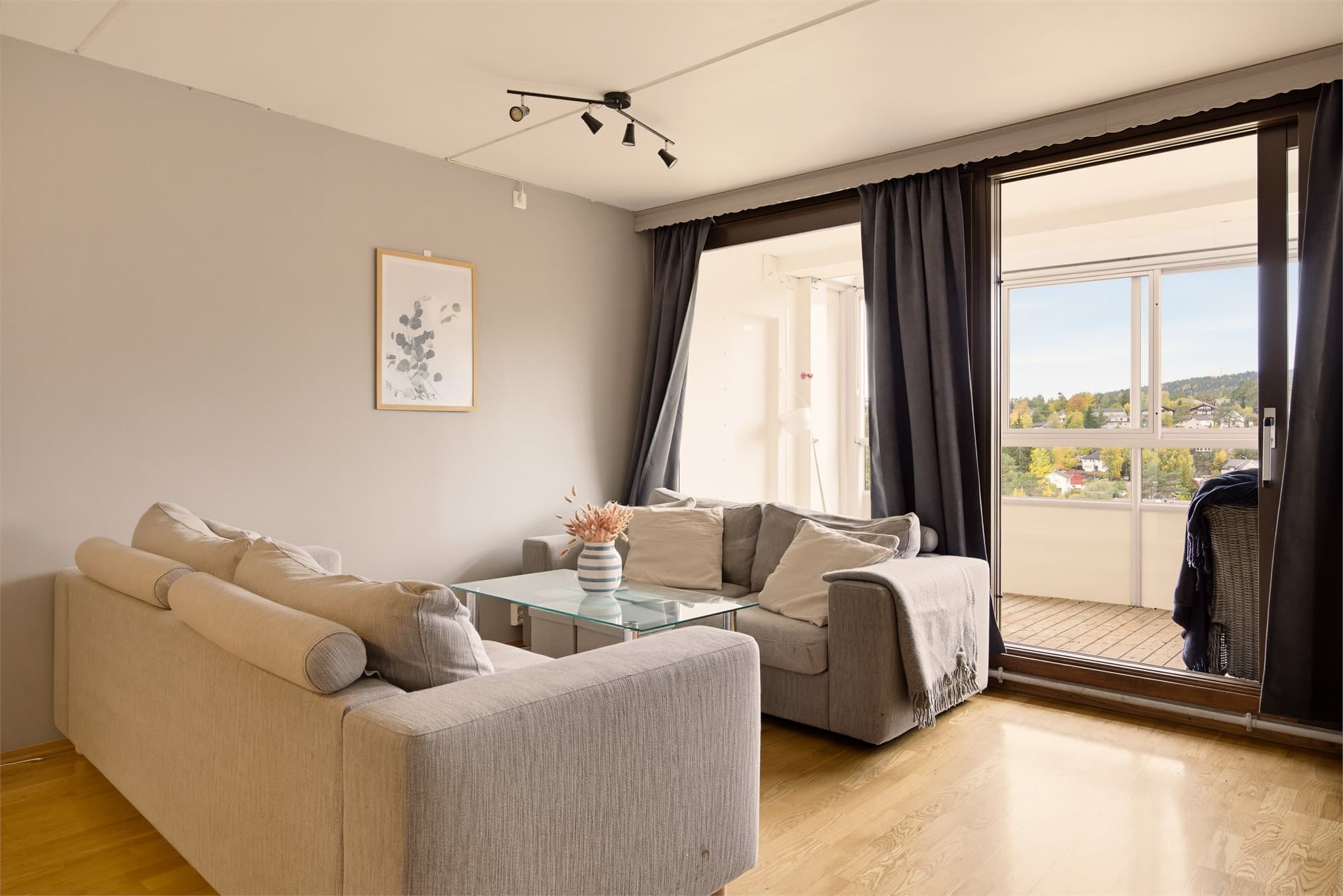 Det er god plass til sofaseksjon, tv-møbel og spisegruppe.
