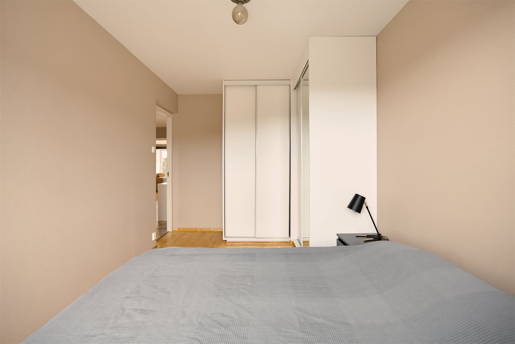 Videre er det plass til klesoppbevaring i skyvedørsgarderobe.