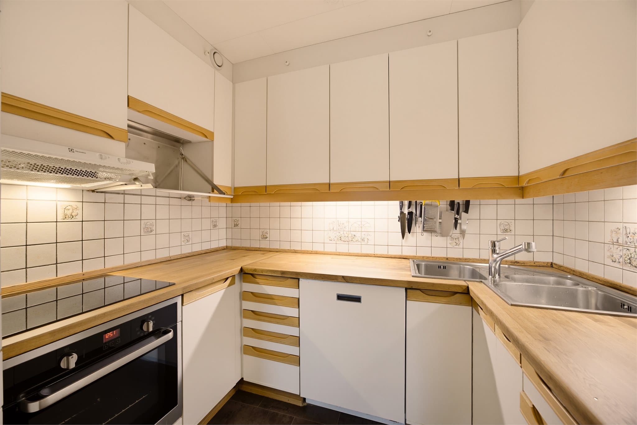 Innredningen har skap med glatte fronter, samt benkeplate i heltre.