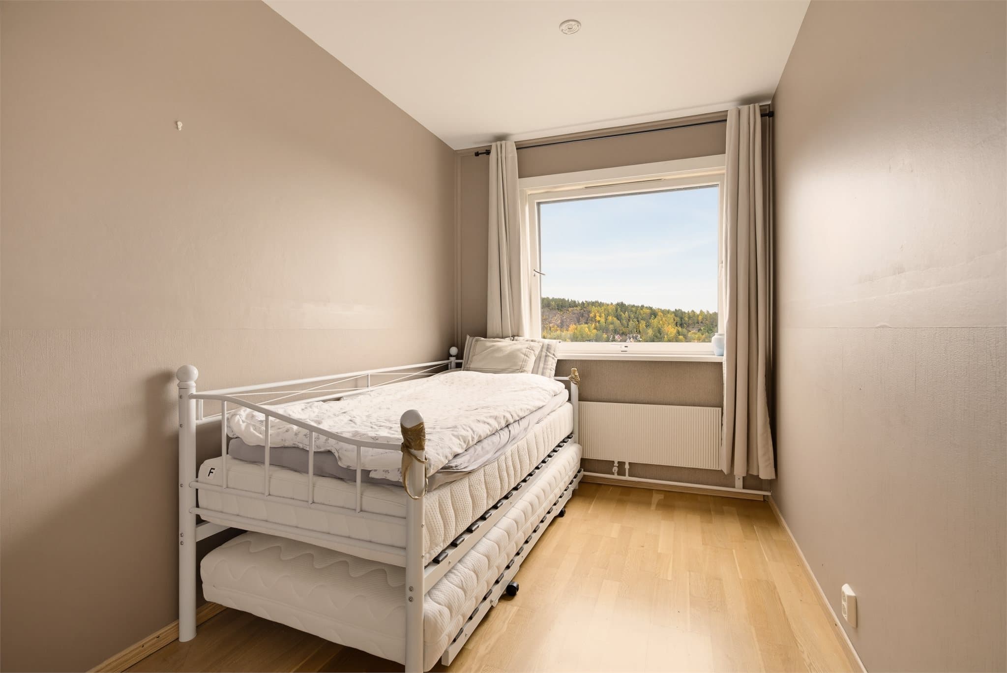 Rommene har plass til seng, nattbord, garderobeløsning og evt. skrivebord.