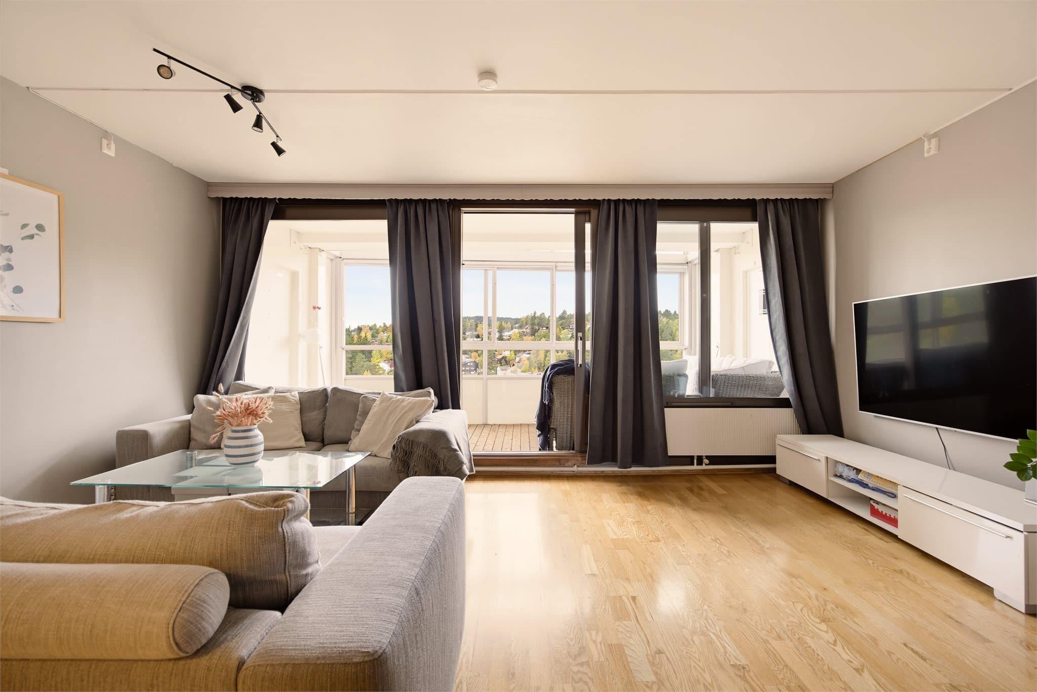 Stuen er av svært fin størrelse, med store vindusflater som slipper inn rikelig med naturlig lys.