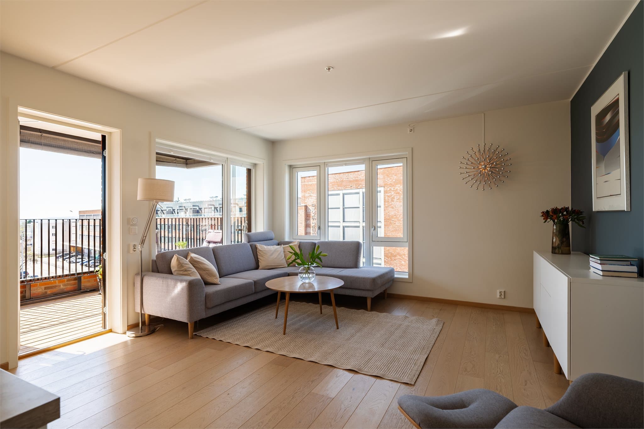 Stue fremstår som lys og luftig, med god plass til både sofagruppe og øvrig møblement.