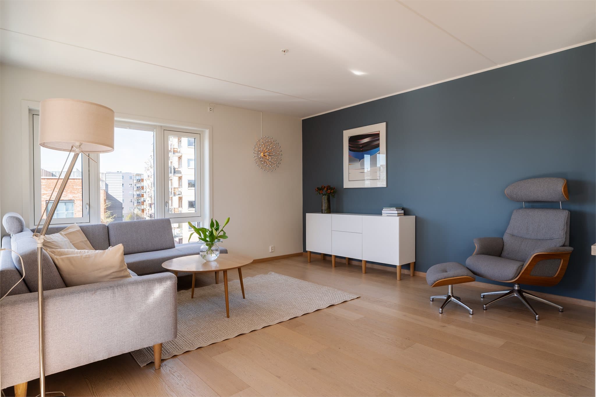 Gjennomgående parkett på gulv og malte flater på veggene gir et helhetlig og tidløst preg.