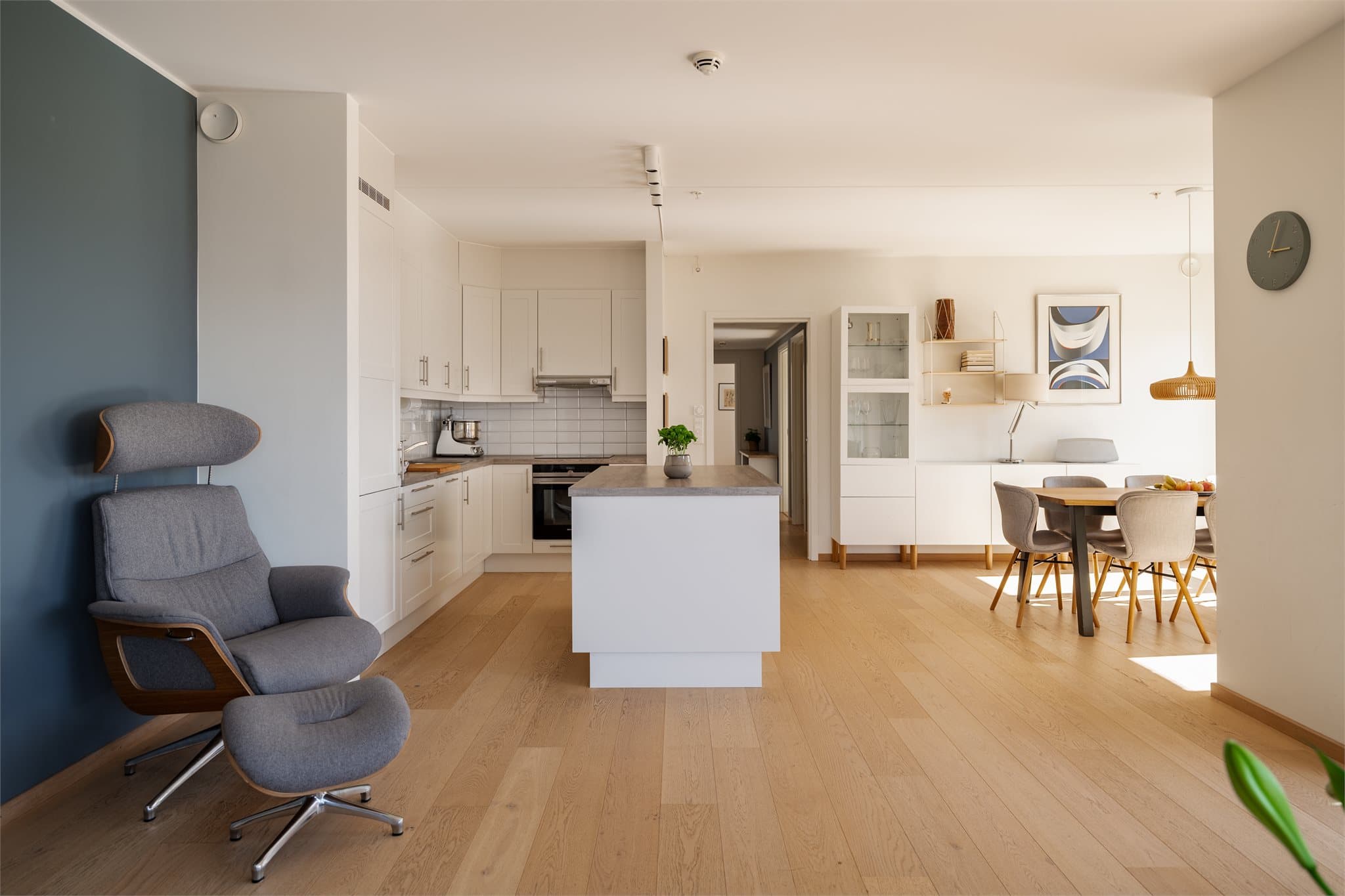 Kjøkkenet ligger i åpen løsning mot stuen og spisedelen og fremstår som både funksjonelt og stilrent.