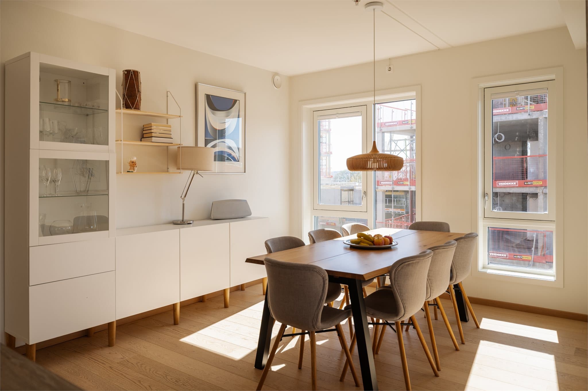 Spisestuen er en naturlig del av oppholdsrommet, med god plass til et stort spisebord for hyggelige sammenkomster.