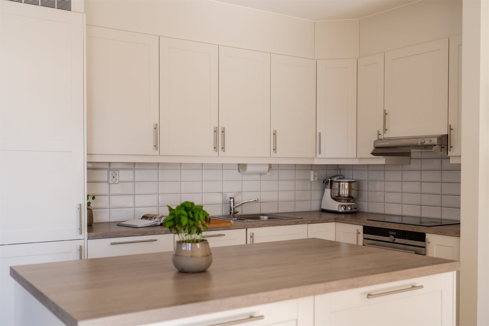 Kjøkkenøya gir ekstra arbeids- og oppbevaringsplass, og fungerer som en fin soneinndeling mot stuen.