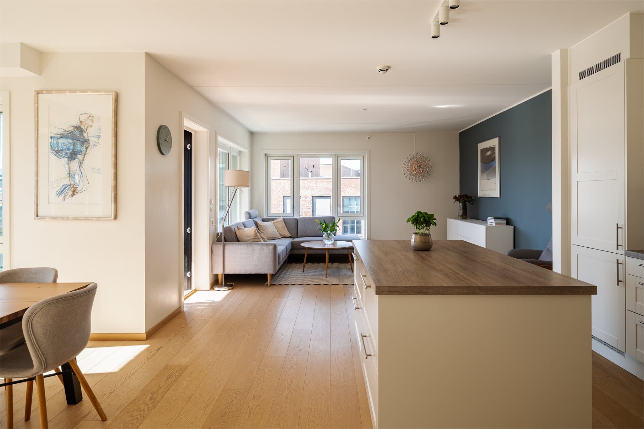 Stuen har en sjenerøs takhøyde på 2,60 meter, som sammen med de store vindusflatene skaper en lys og luftig atmosfære.