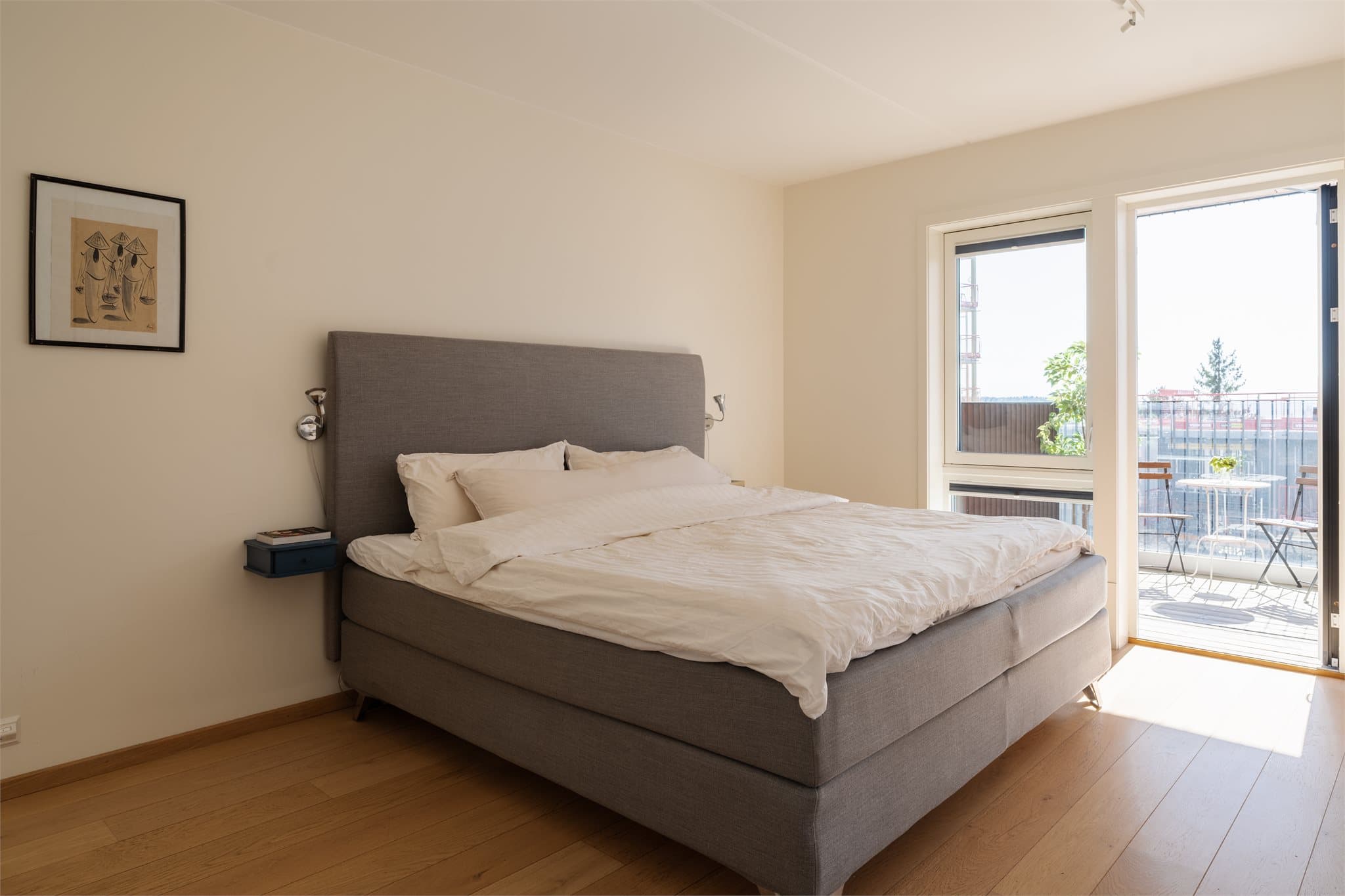 Leiligheten har tre romslige soverom. Hovedsoverommet er av god størrelse og har plass til dobbeltseng samt ønsket nattbordsløsning.