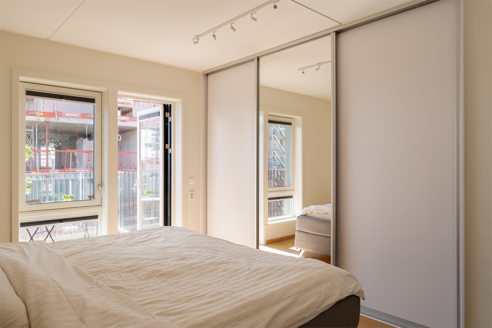 Hovedsoverommet har også en stor plassbygd skyvedørsgarderobe for oppbevaring.