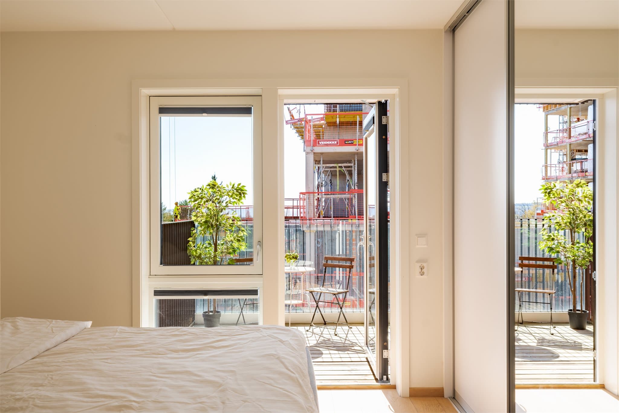 Direkte utgang fra soverommet til den åpne, sydvestvendte balkongen på 5 m².