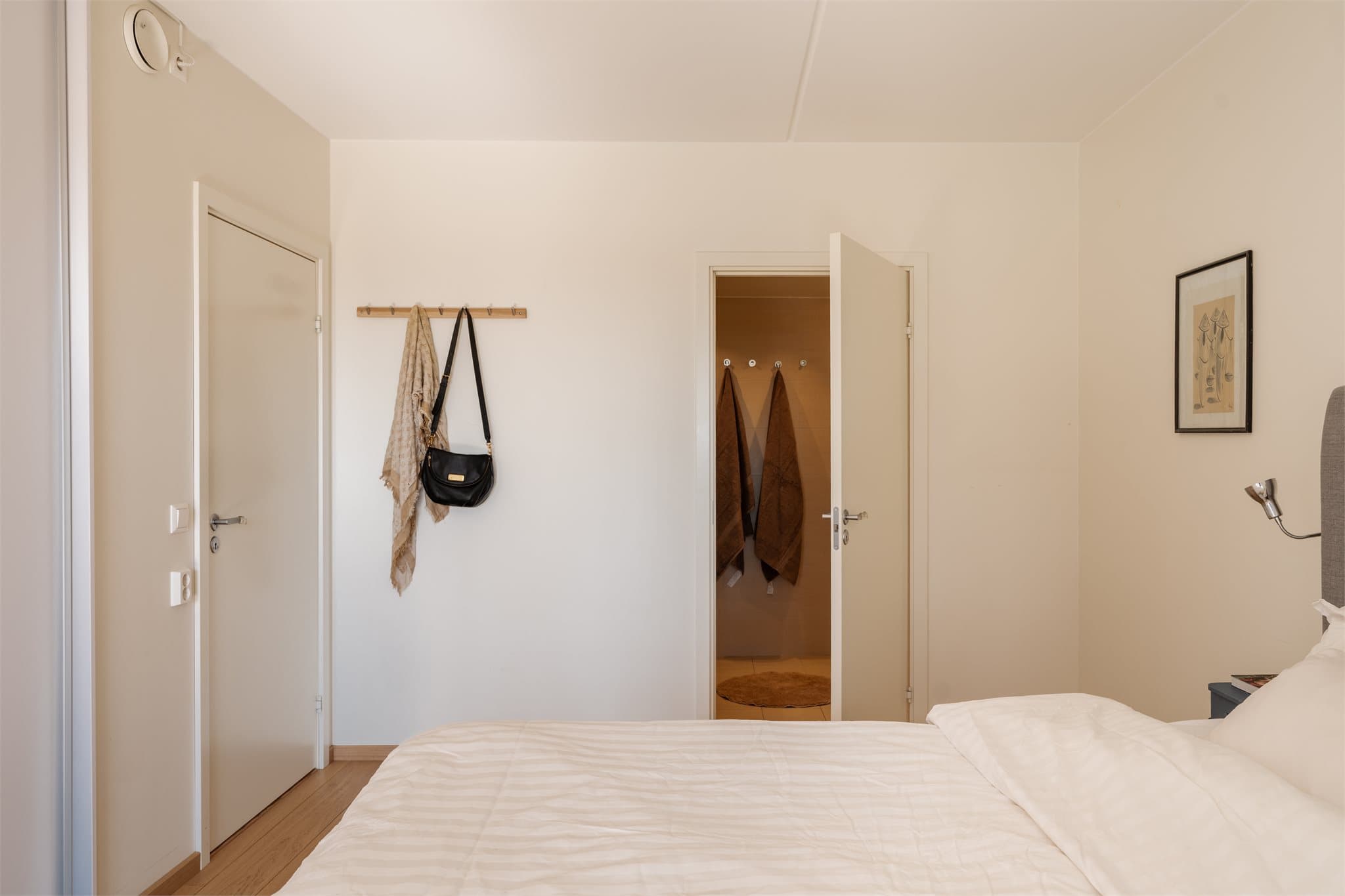 Fra hovedsoverommet er det privat inngang til det ene av leilighetens to bad.