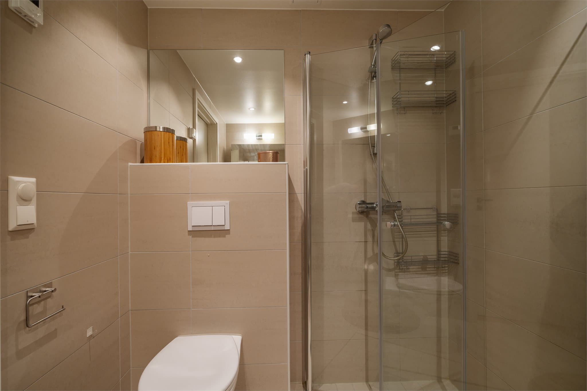 Badet har vegghengt toalett for et stilrent uttrykk og enklere renhold.