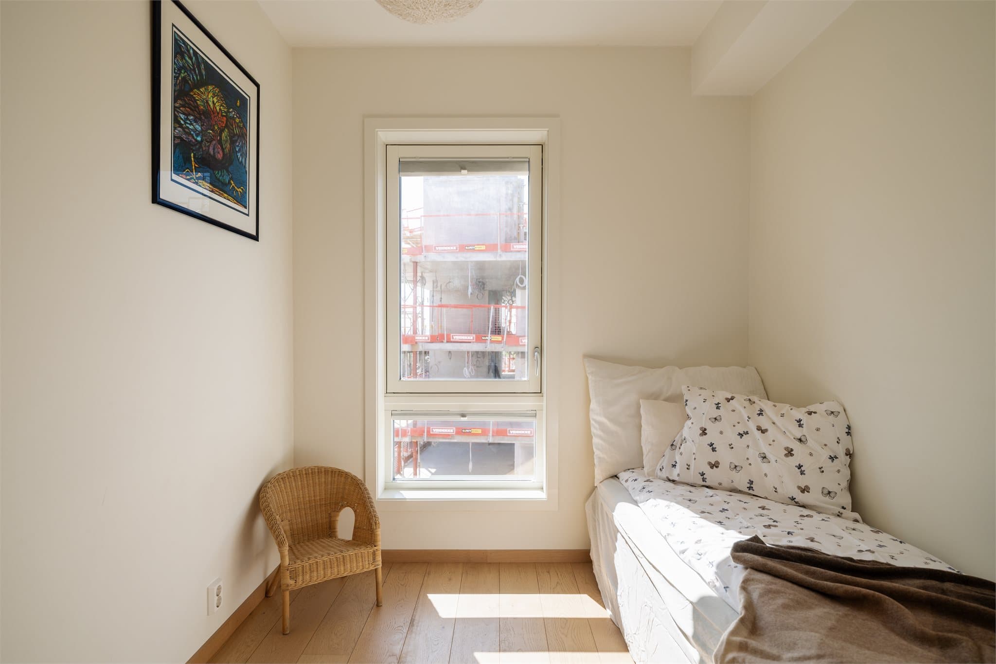 Soverom ll. De to øvrige soverommene har gode størrelser og fleksible bruksområder, enten som barnerom, gjesterom eller hjemmekontor.