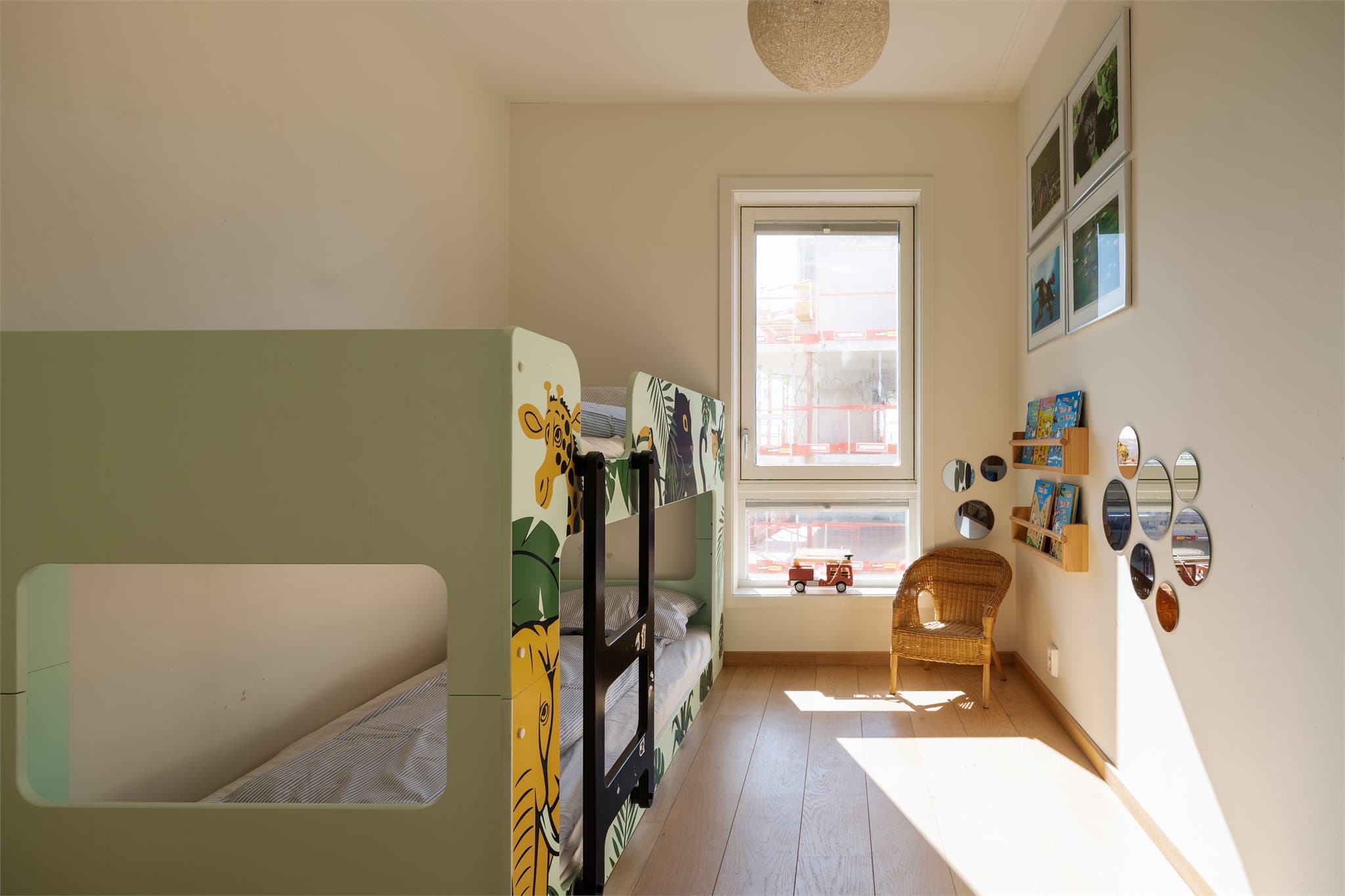 Soverom lll. Et lyst og trivelig soverom med gode lysforhold fra vindu som slipper inn rikelig med naturlig dagslys. Rommet har en praktisk utforming som gir plass til seng og øvrig møblement.