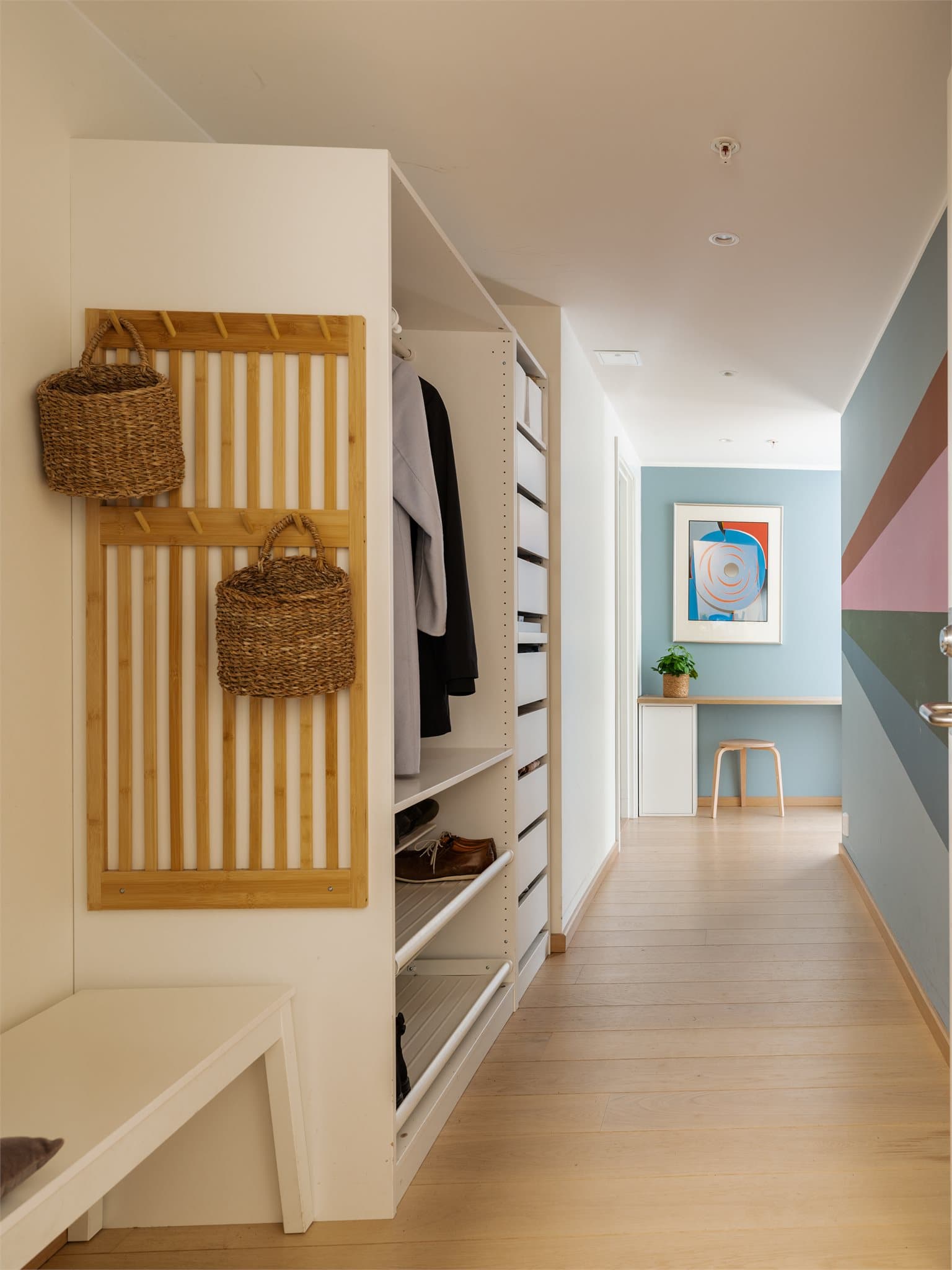 Leiligheten har en romslig entré ønsker velkommen og har gode garderobeløsninger for effektiv oppbevaring.