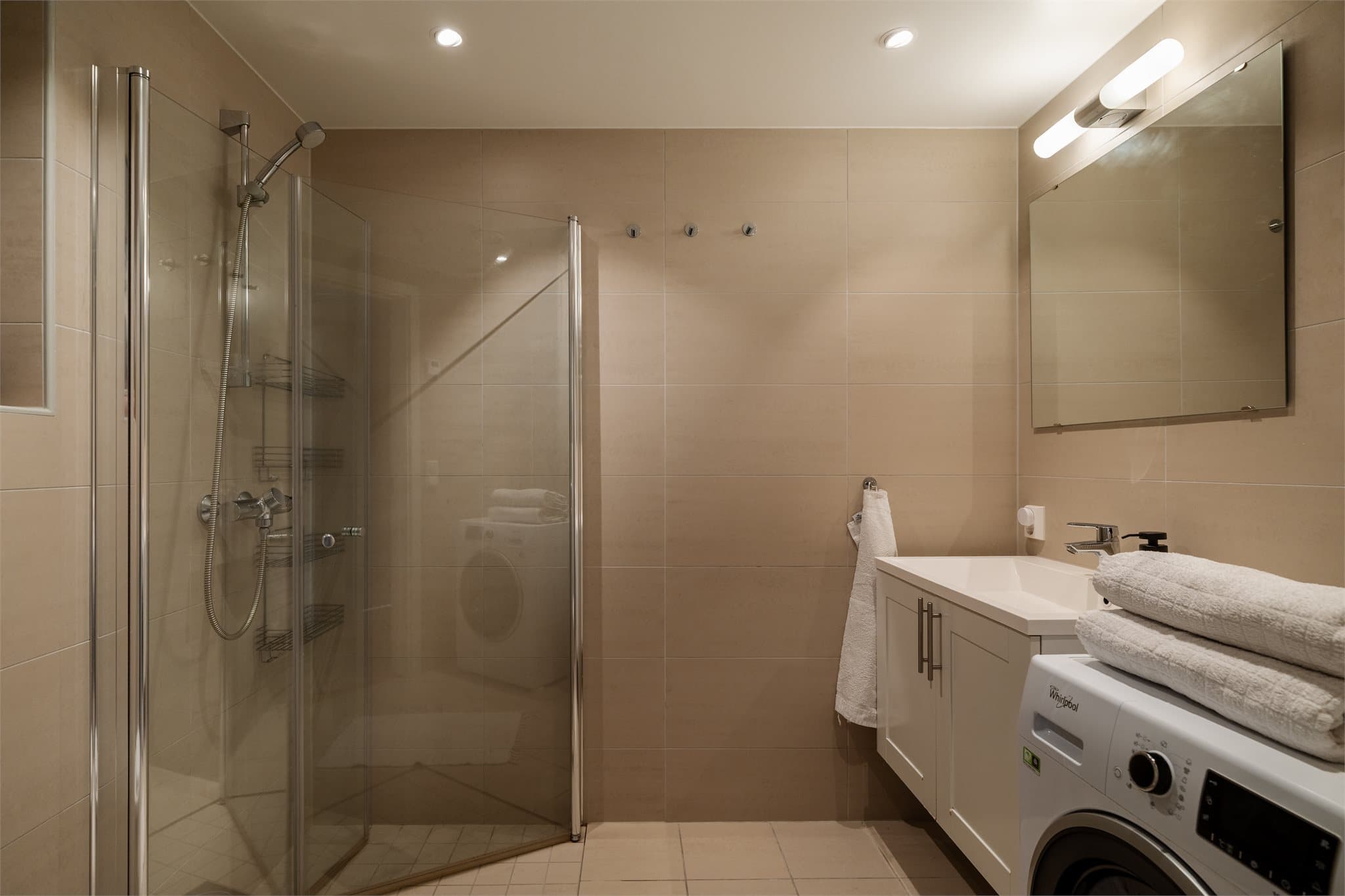 Leilighetens andre bad er også helfliset og har vannbåren gulvvarme.