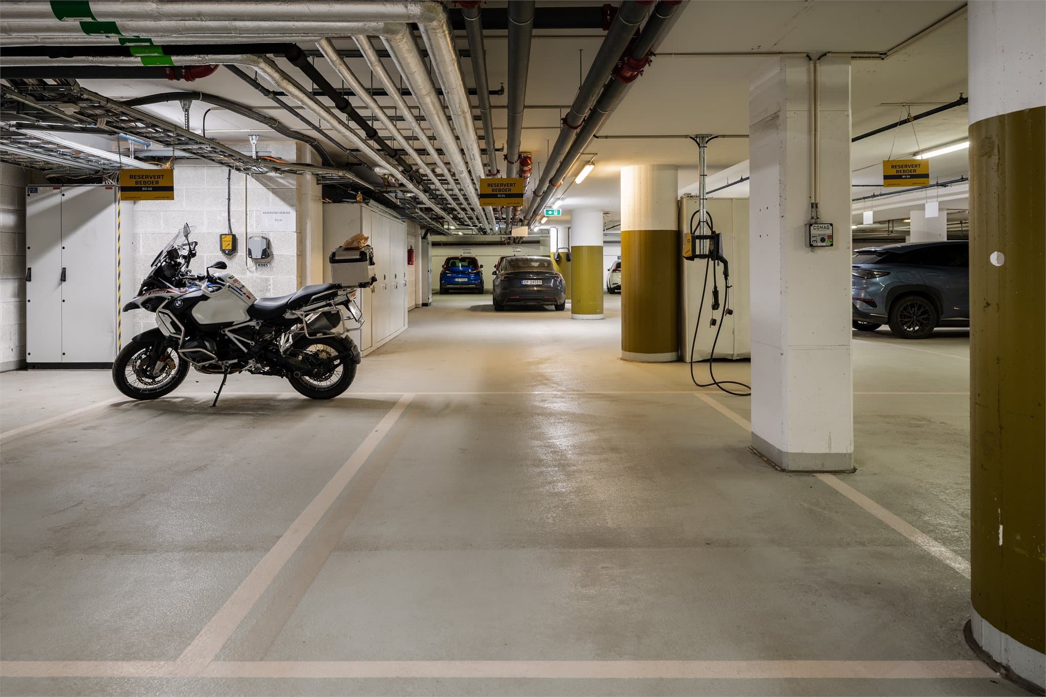 Boligen selges med bruksrett til garasjeplass i parkeringshuset med elbil-lader, merket med D1-24.