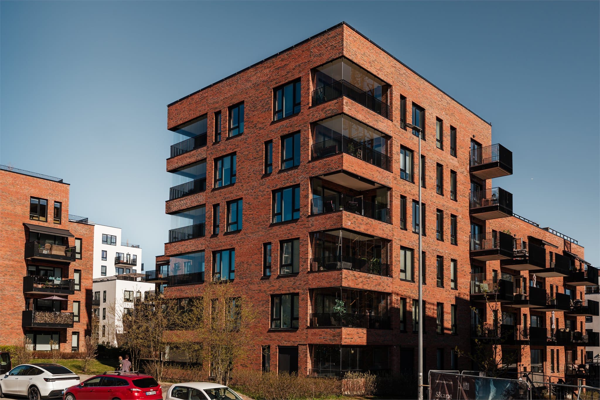 Bygget er fra 2019 og har en moderne arkitektur med yttervegger i betong, forblendet med teglstein.