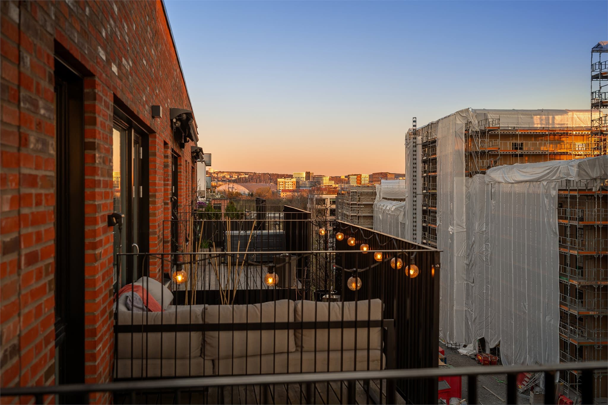 Her er det gode solforhold og plass til komfortable utemøbler.