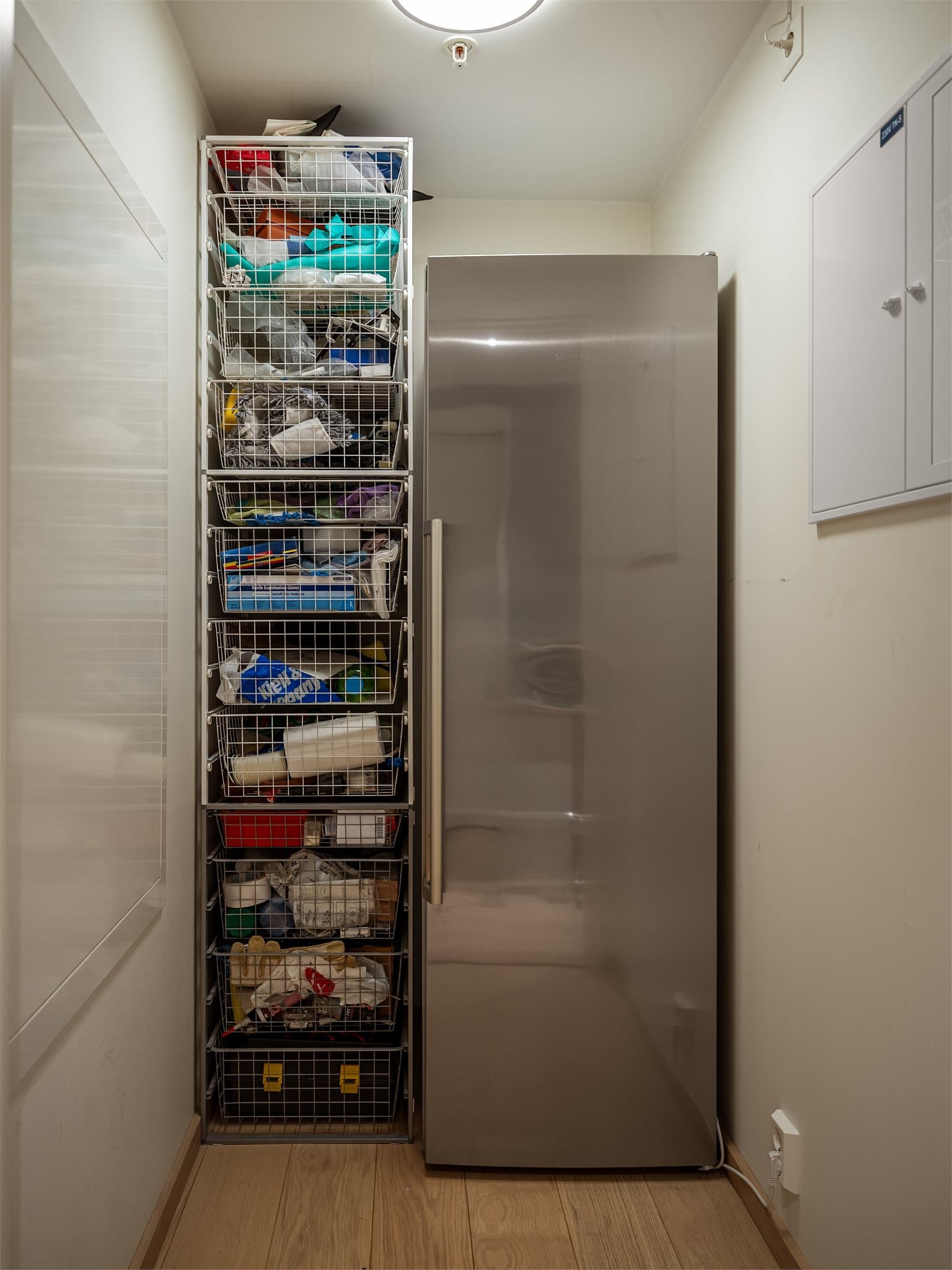 En praktisk innvendig bod gir ekstra lagringsplass i leiligheten. Boden ligger tilknyttet entreen.