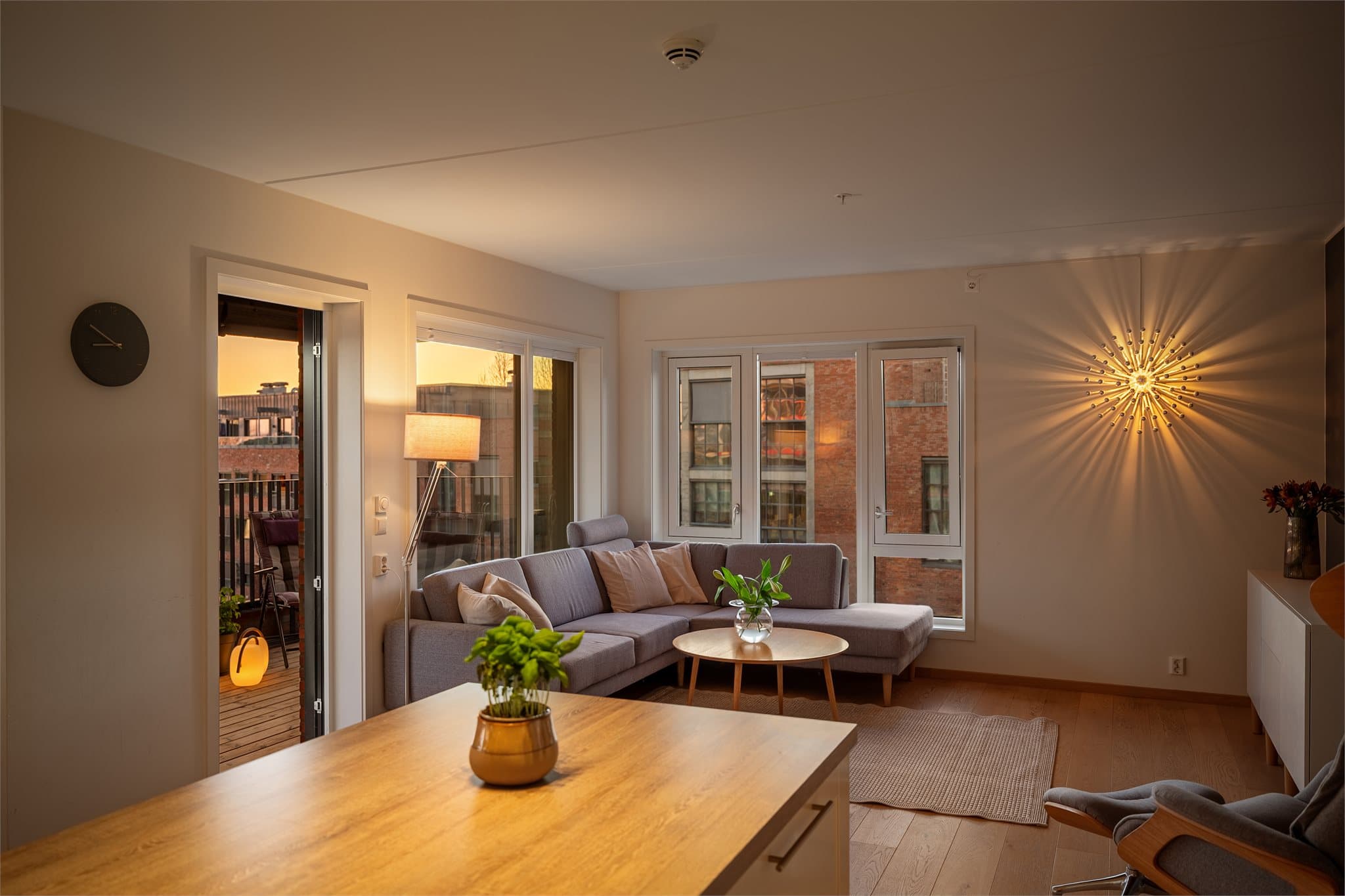 En moderne og gjennomgående 4-roms leilighet fra 2019 med høy standard, lekker med tidsriktige fargevalg.