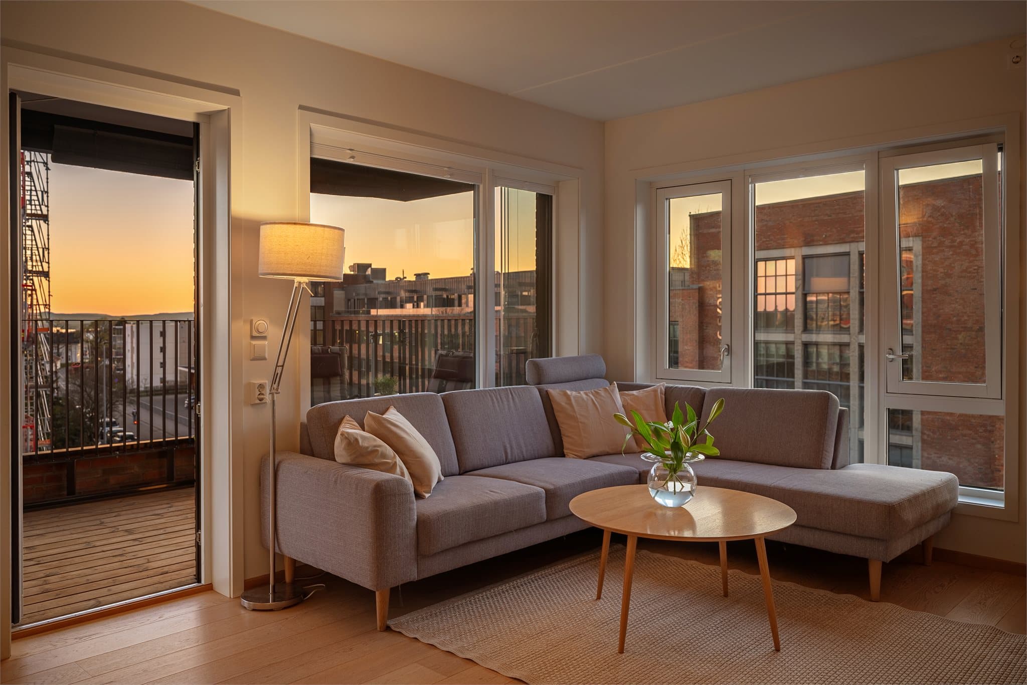 Boligen har to sydvestvendte balkonger, herav en innglasset på 8,7 m² som forlenger sesongen, og en åpen på 5 m².