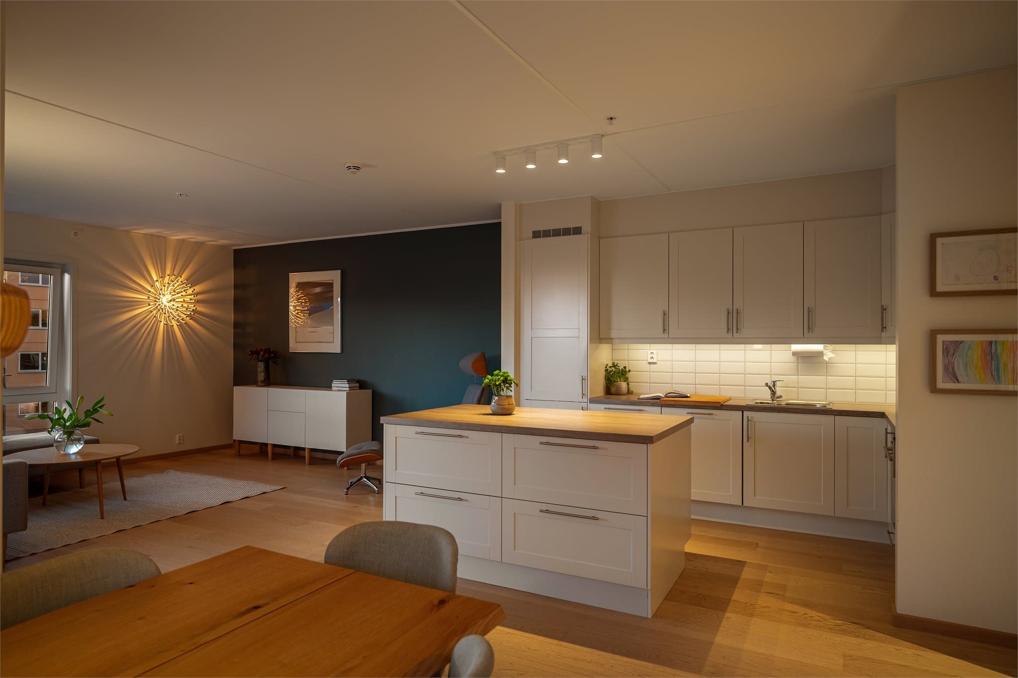 Planløsningen er familievennlig med tre soverom, to bad og en praktisk innvendig bod. To sydvestvendte balkonger gir gode uterom.