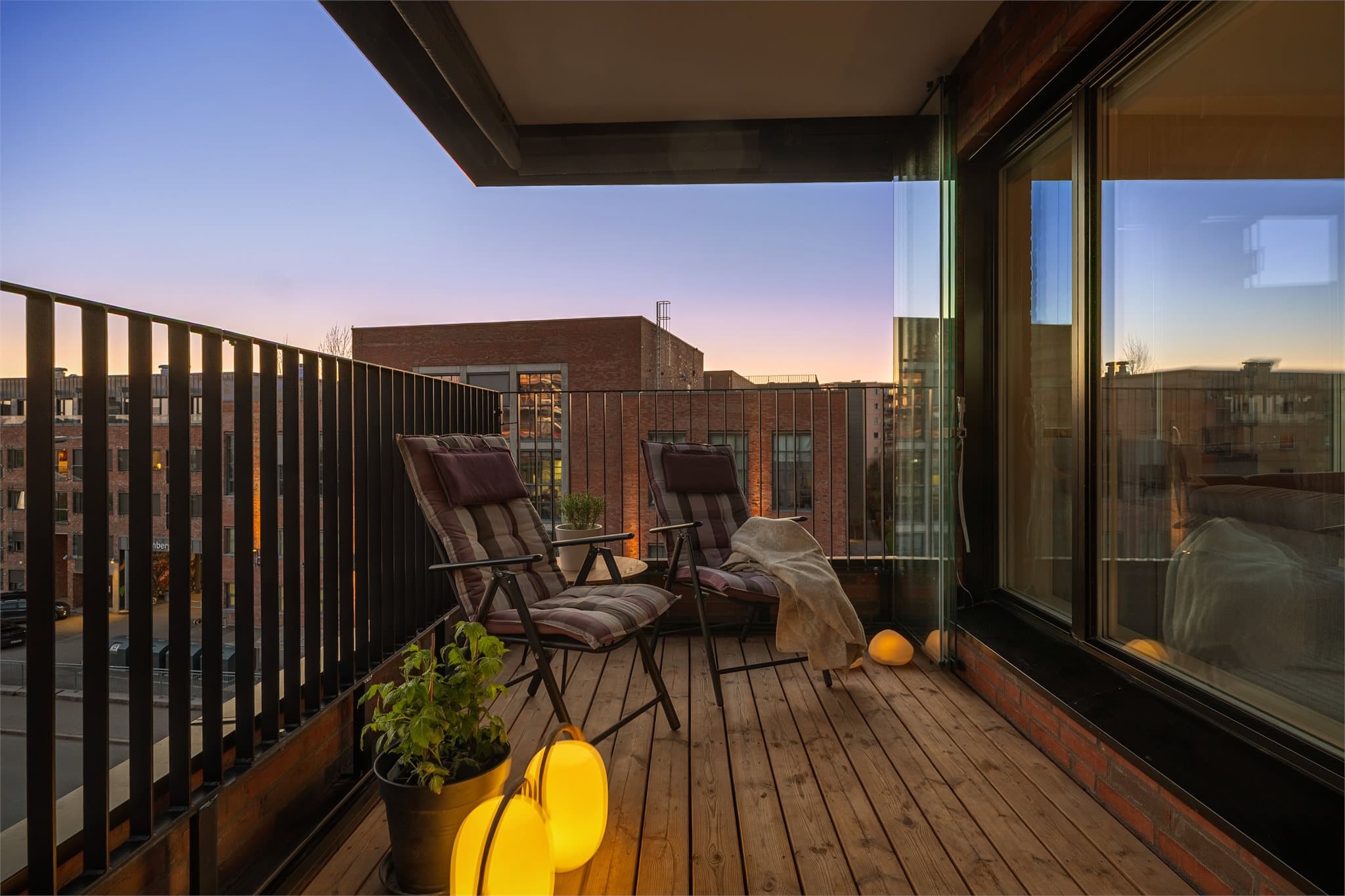 Glassfeltene kan enkelt skyves til side på varme dager.