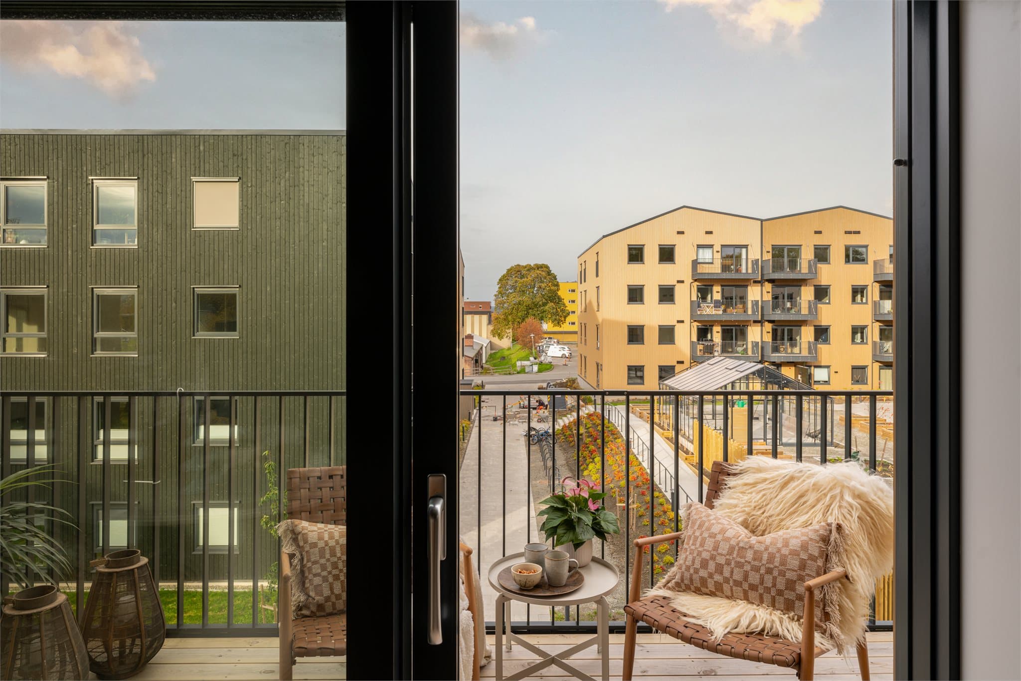Store skyvedører sørger for at stuen føles åpen og luftig om sommeren og gir en forlengelse av rommet.