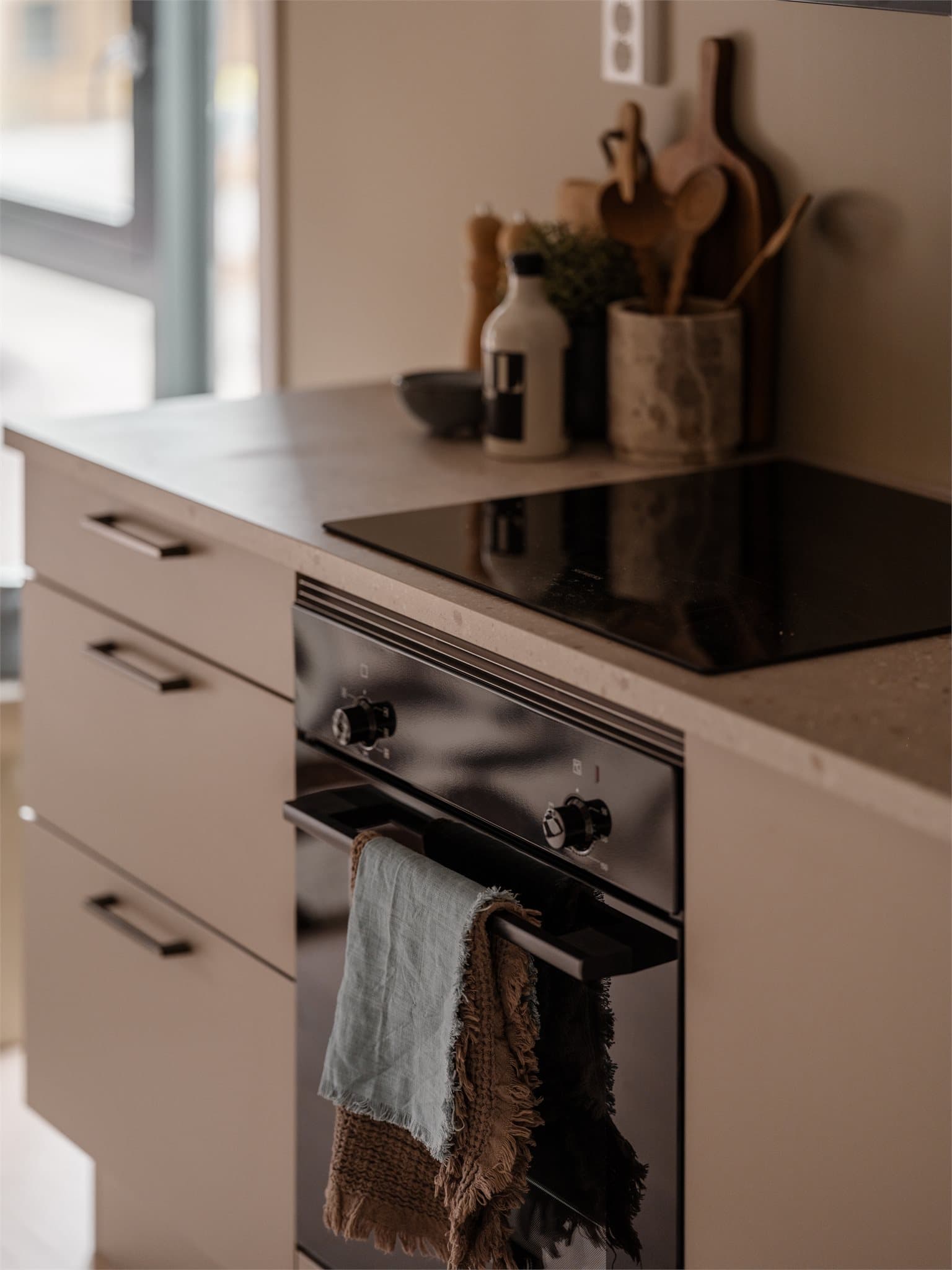 Her får du et lekkert kvalitetskjøkken fra HTH med moderne beige fronter og integrerte hvitevarer.