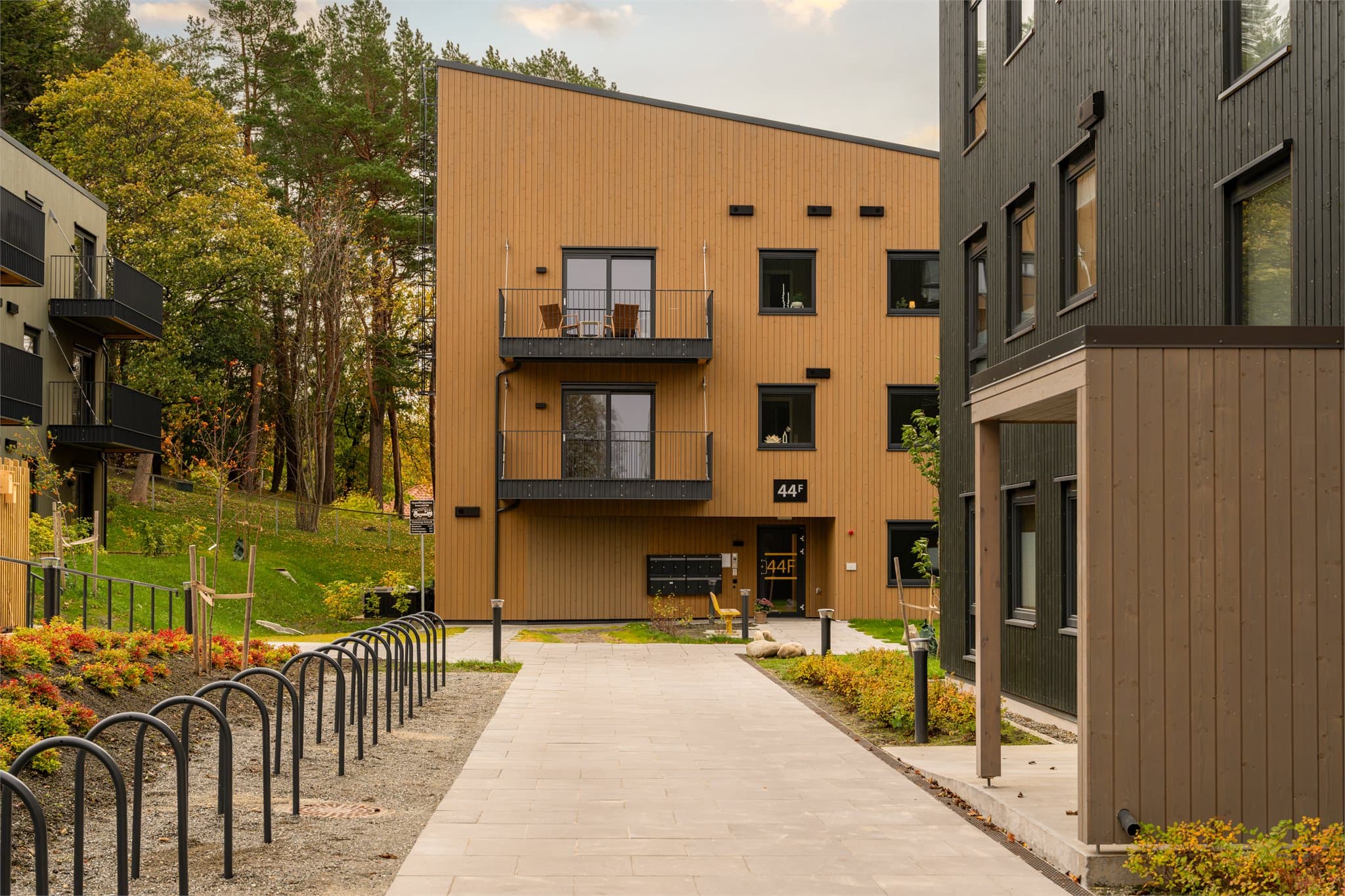 Det er kort vei til både shopping og spisesteder, samtidig som Ladestien, sjøen og grønne omgivelser inviterer til små og store avbrekk i hverdagen.