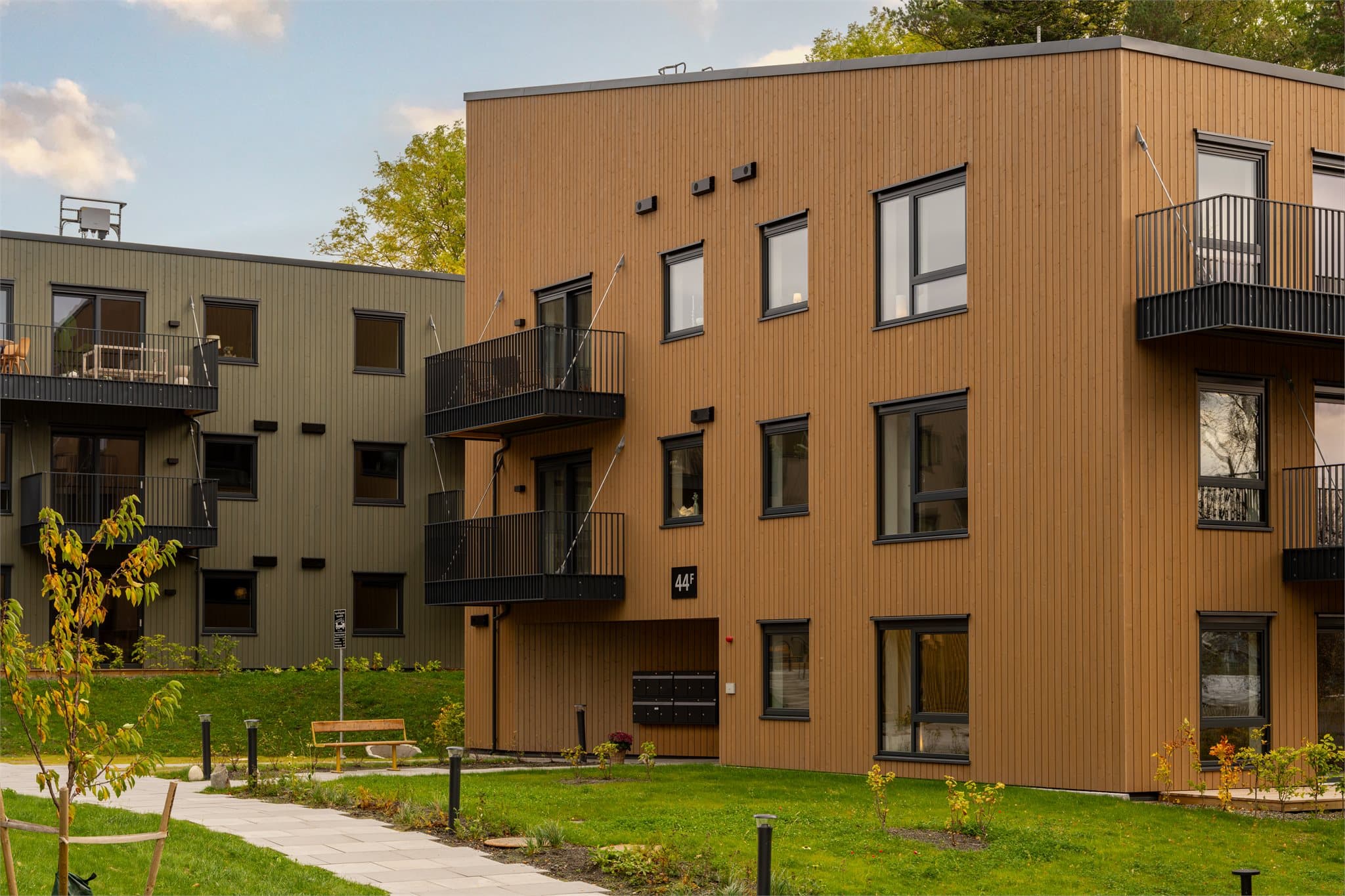På Gartnersletta er det lagt til rette for at du skal kunne finne deg til rette, bli kjent med naboene og trives i grønne og hyggelige omgivelser. Velkommen til en hyggelig visning!