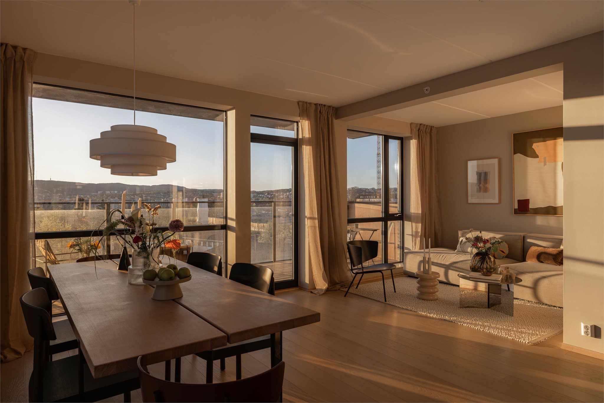 Boligen varmes opp med vannbåren varme som gir en god og lun atmosfære gjennom året.